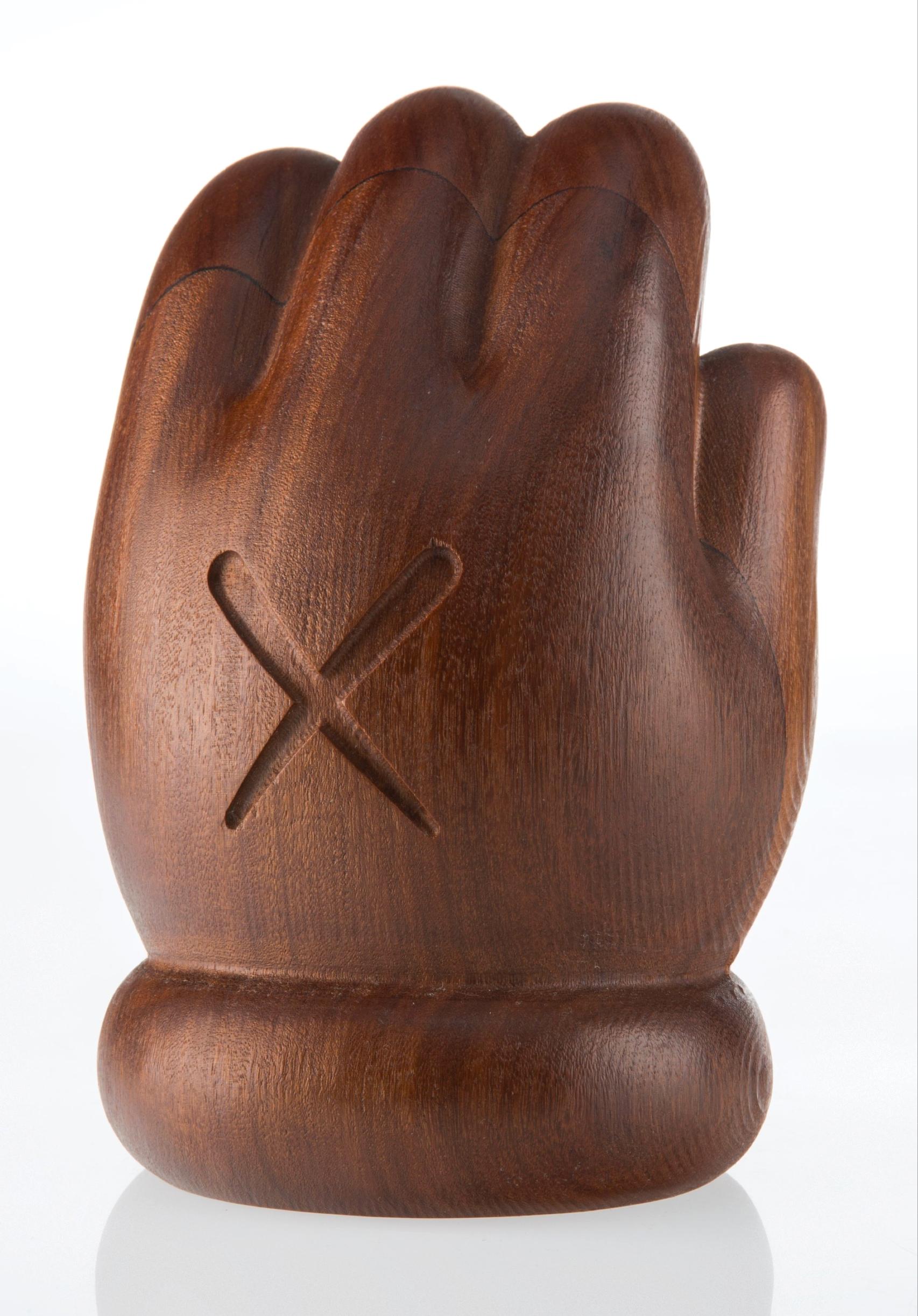 Cette œuvre est issue de l'édition de taille inconnue 
Signature imprimée, inscription et marque du fabricant sur le dessous "KAWS : Giswil 12 juin-26 août Plus de galerie"
Publié par (a) Gallery Gallery, Suisse

KAWS est un artiste basé à Brooklyn