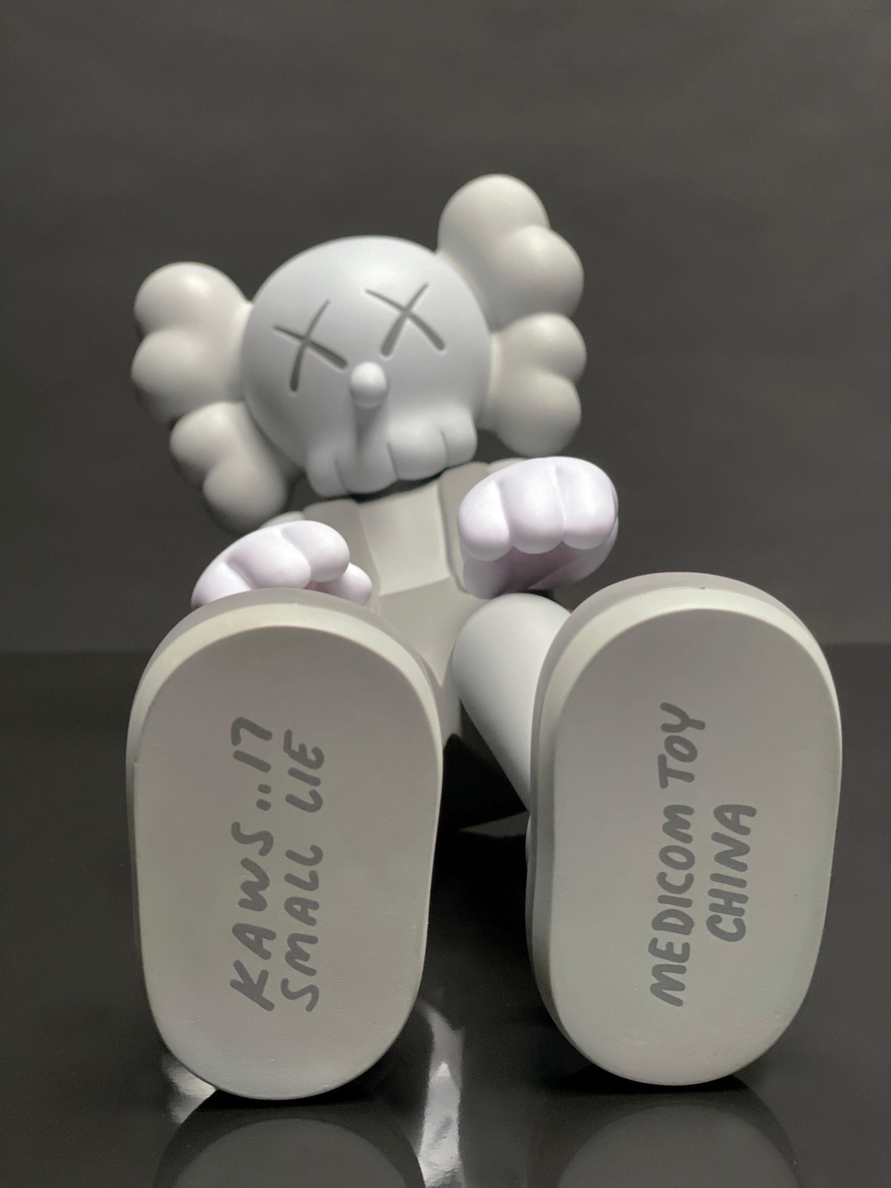 Scultura in vinile grigio 'Piccola bugia', 2017 in vendita 3