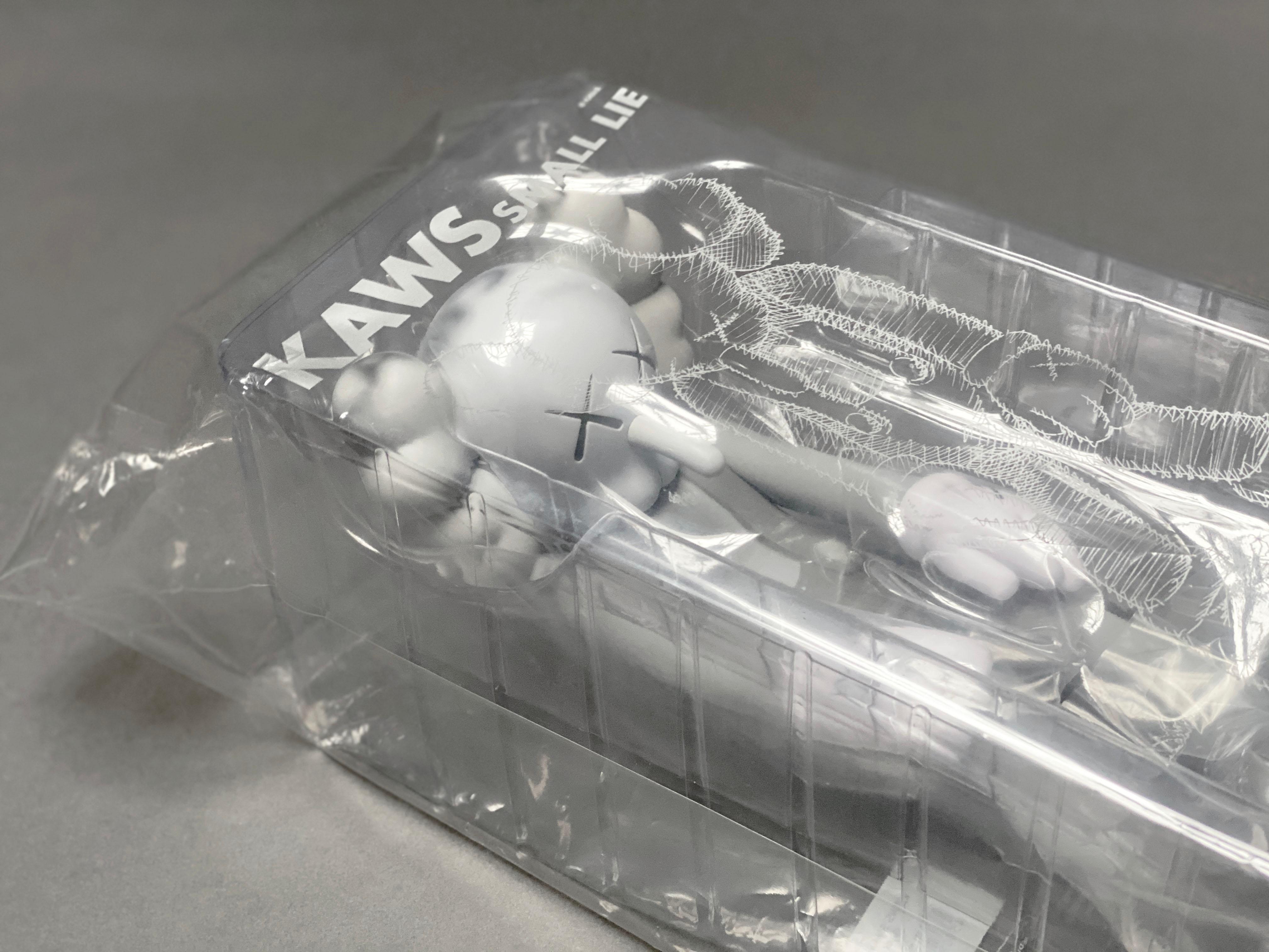 Scultura in vinile grigio 'Piccola bugia', 2017 in vendita 6