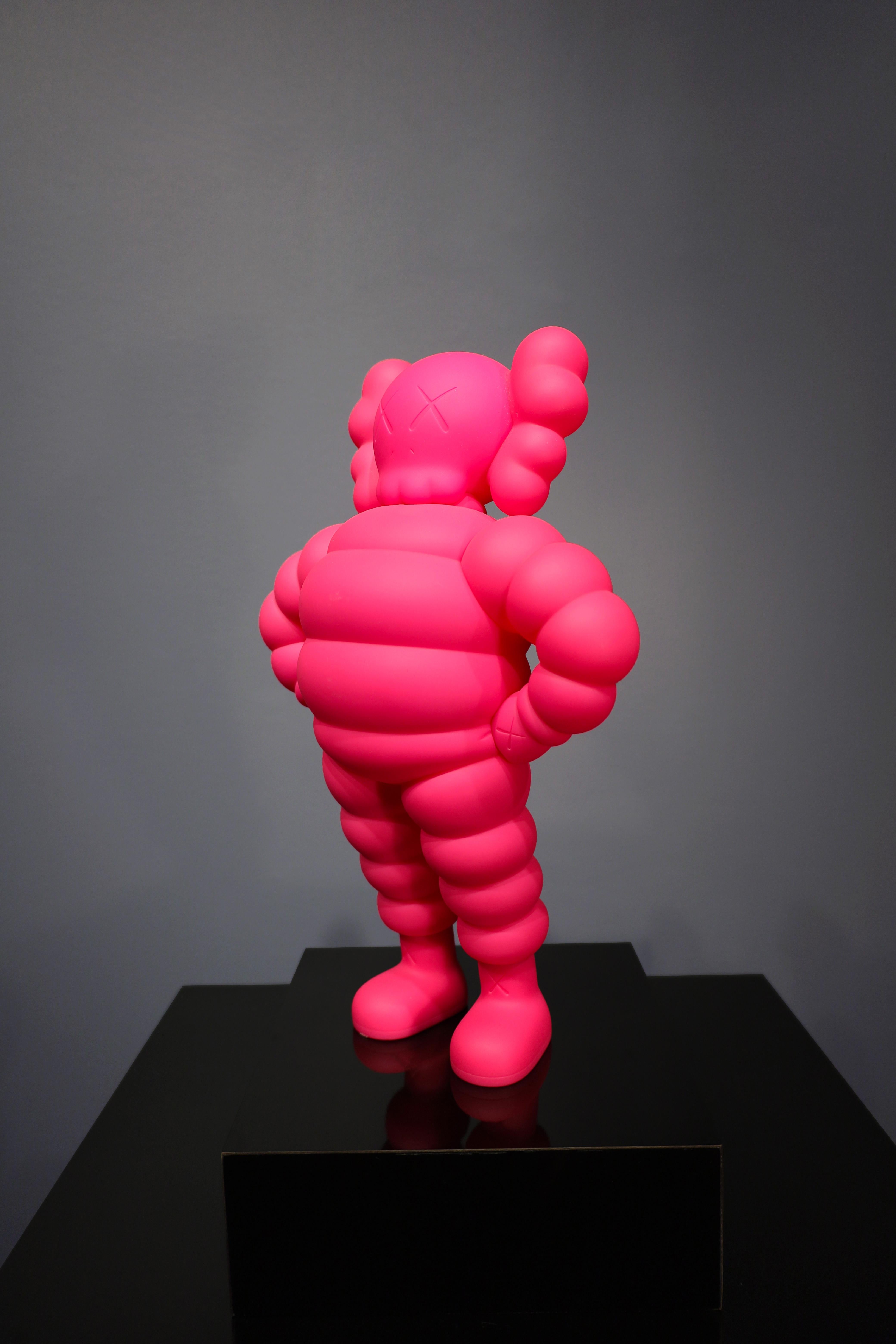 Figura in vinile rosa di 'CHUM', 2023 - Art Contemporaneo di KAWS