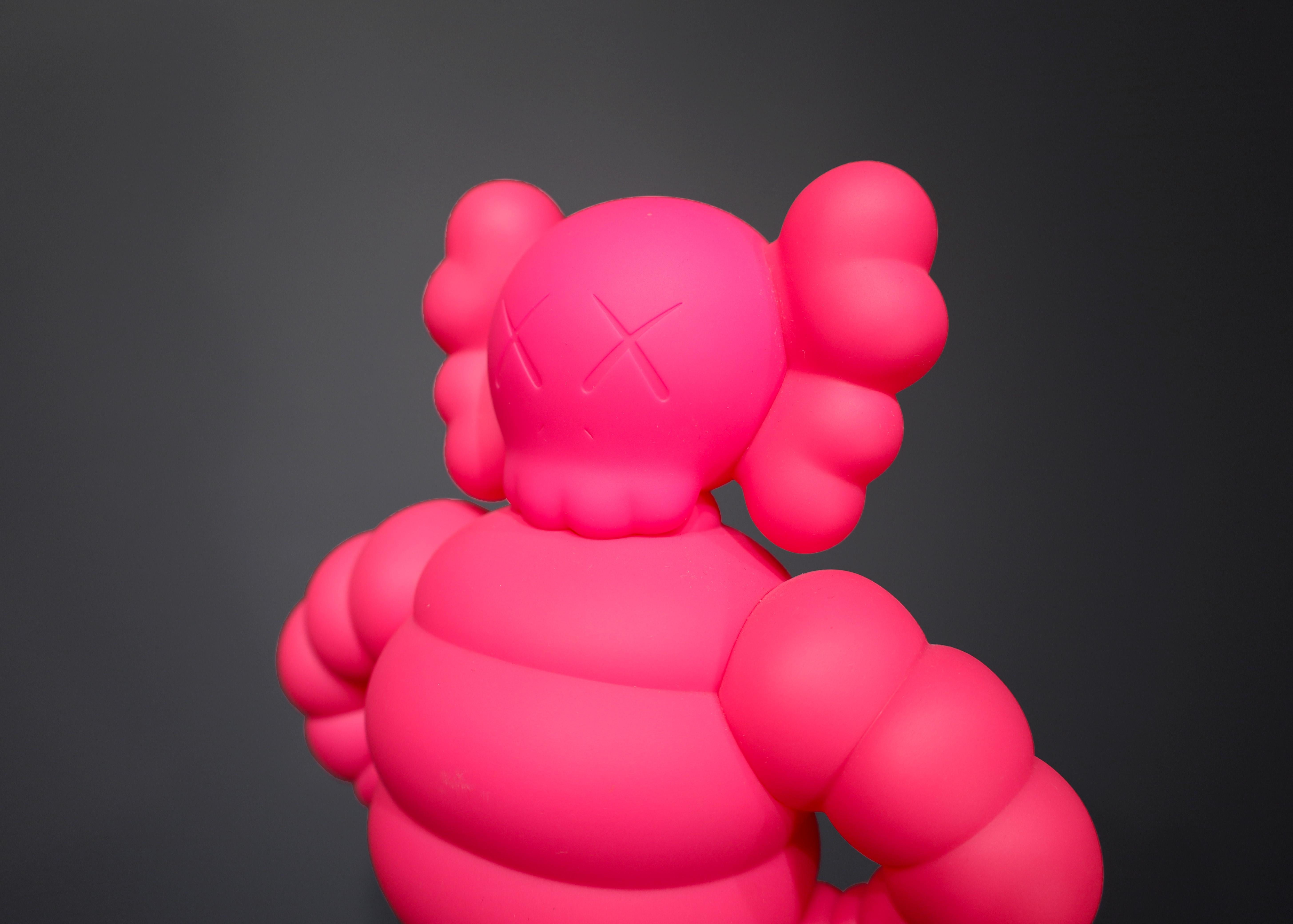 Figura in vinile rosa di 'CHUM' prodotta da 2023 da Medicom Toy Company.  Questo pezzo è un'edizione aperta, timbrata sotto i piedi e nella confezione originale. 
KAWS, nato nel 1974, è un artista di New York che si è fatto notare a livello