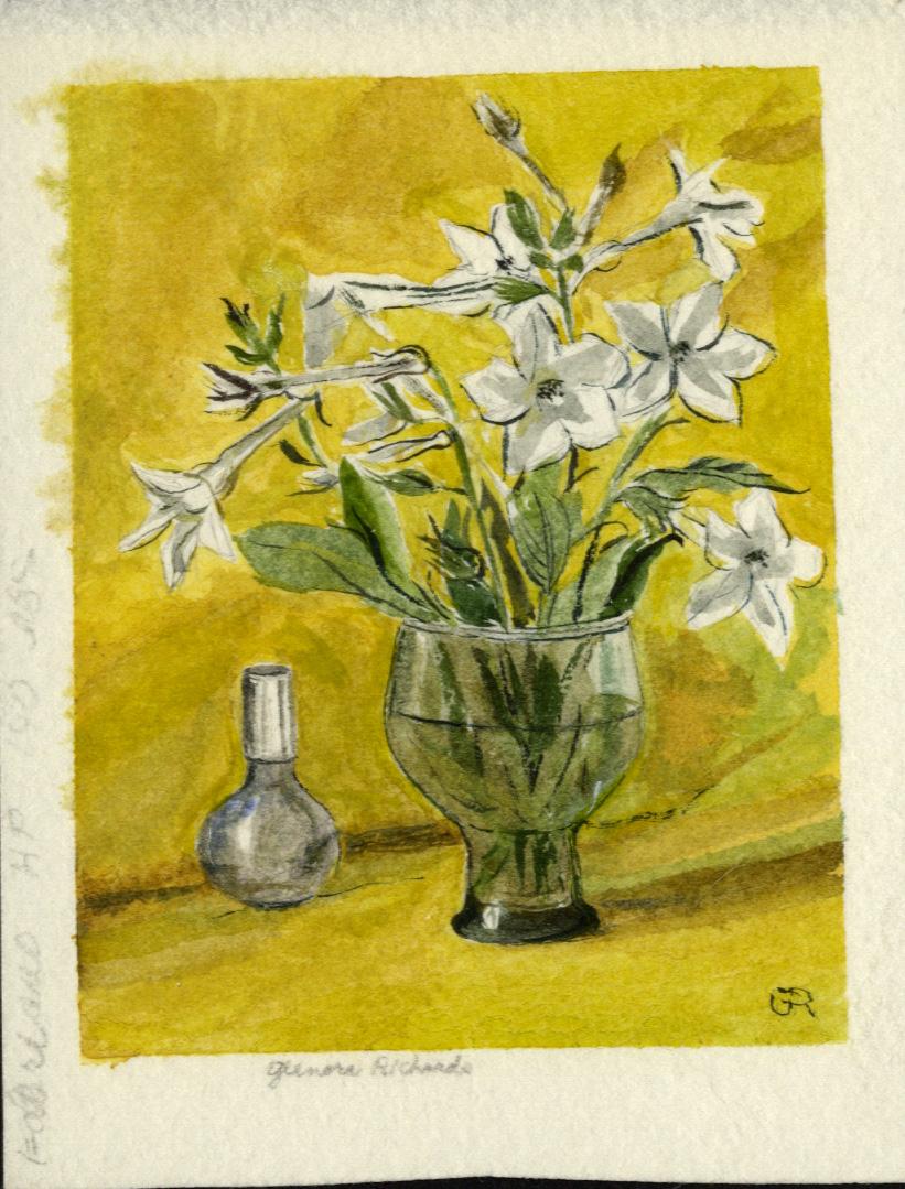 Zwei klare Vasen / eine mit weißen Blumen auf gelbem Hintergrund – Art von Glenora Richards