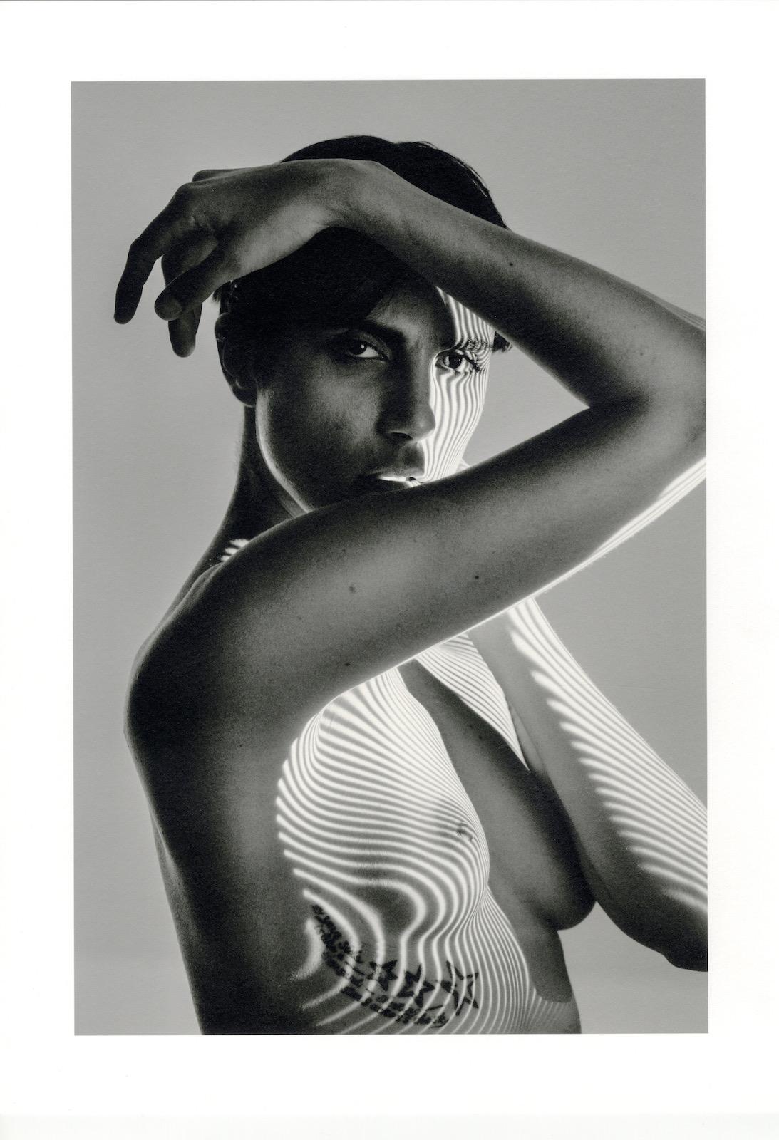 Roarie XVII ( Nu dans des ombres regardant à travers le bras) - Gris Nude Photograph par Laurence Winram