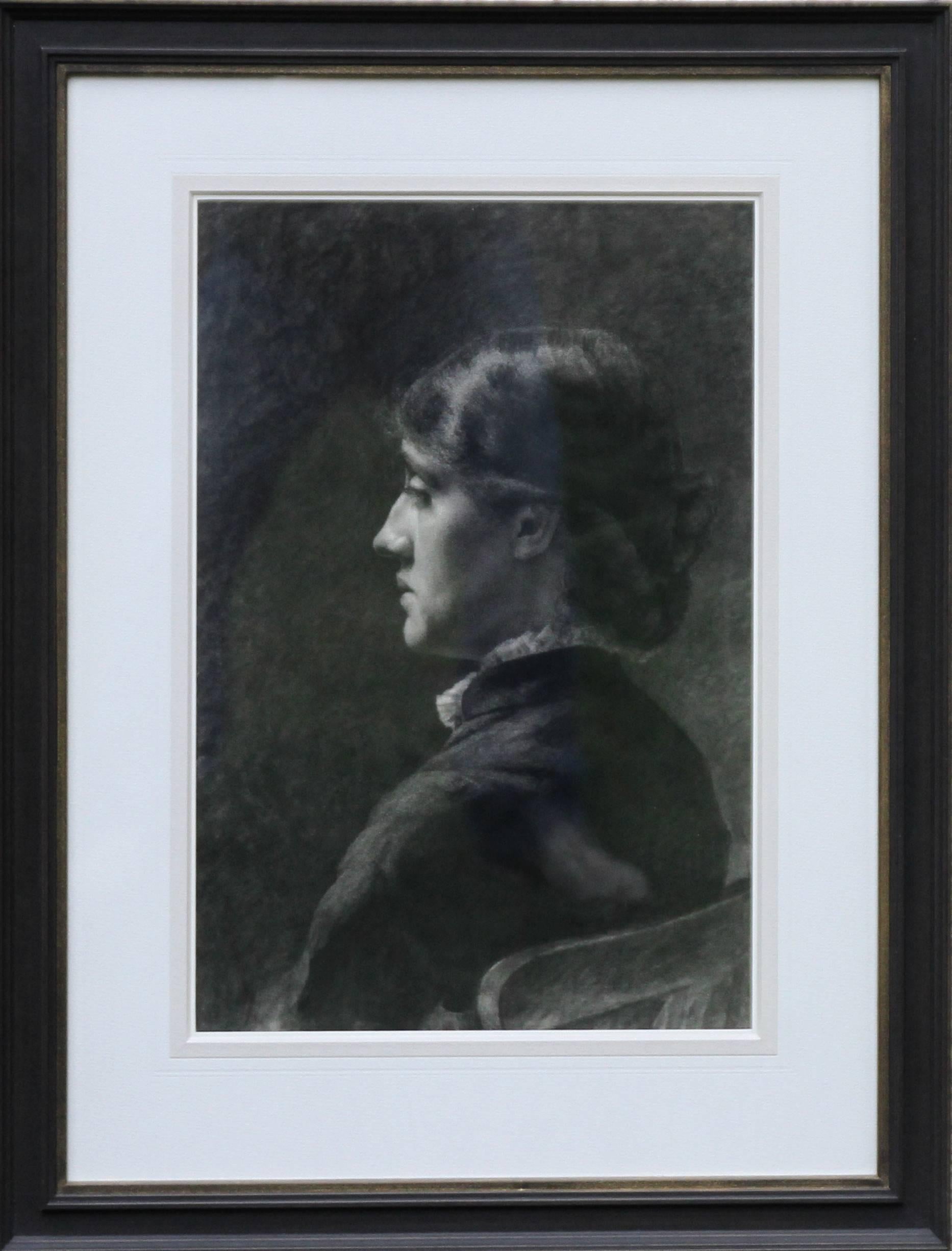 Ce magnifique dessin au crayon de style victorien date d'environ 1890 et est d'une main inconnue. Il s'agit d'un portrait de profil tête et épaules d'une jeune femme assise sur une chaise. Ses cheveux noirs sont attachés en un chignon en spirale et