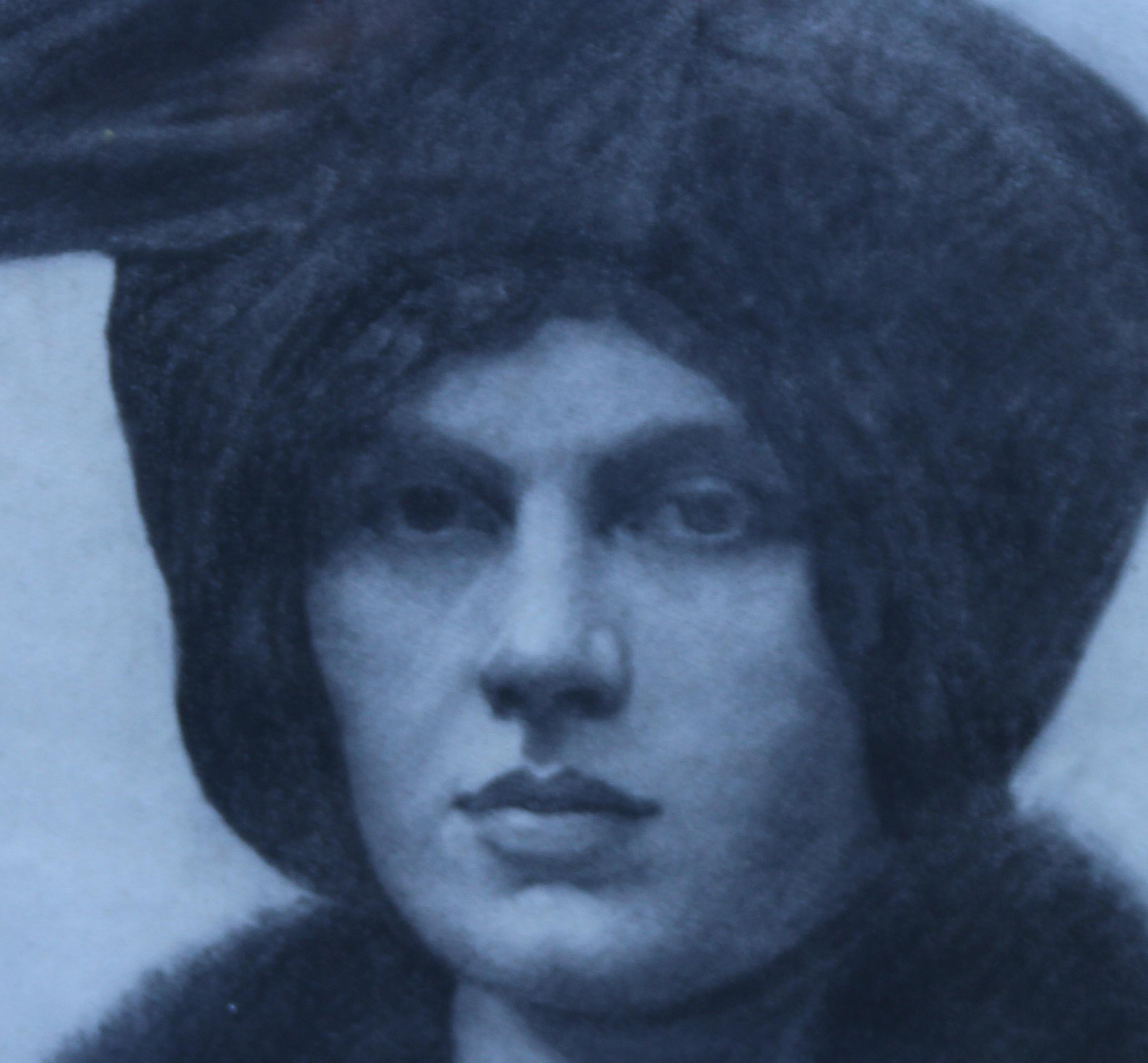 Porträt einer Dame –  Schottische Kunst des frühen 20. Jahrhunderts Zeichnung Gesellschaft Hut cameo  im Angebot 1