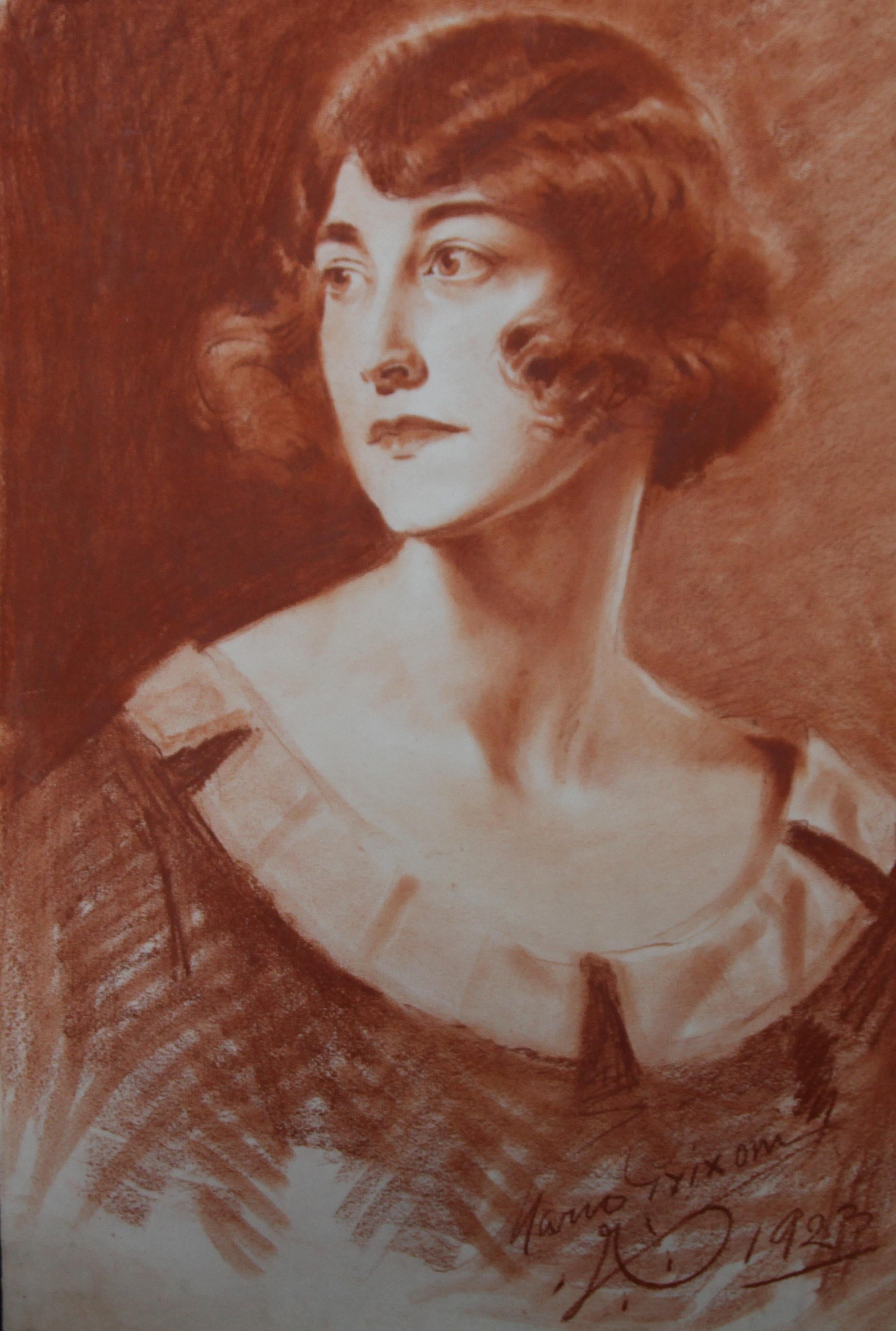 Es handelt sich um eine sehr hübsche Sanguiniker-Kreidezeichnung einer jungen Frau auf Papier von Graf Mario Grixoni aus dem Jahr 1923.  Ausgeführt von einem der führenden Künstler der Zeit ist es ein sehr auffälliges und faszinierendes Porträt im