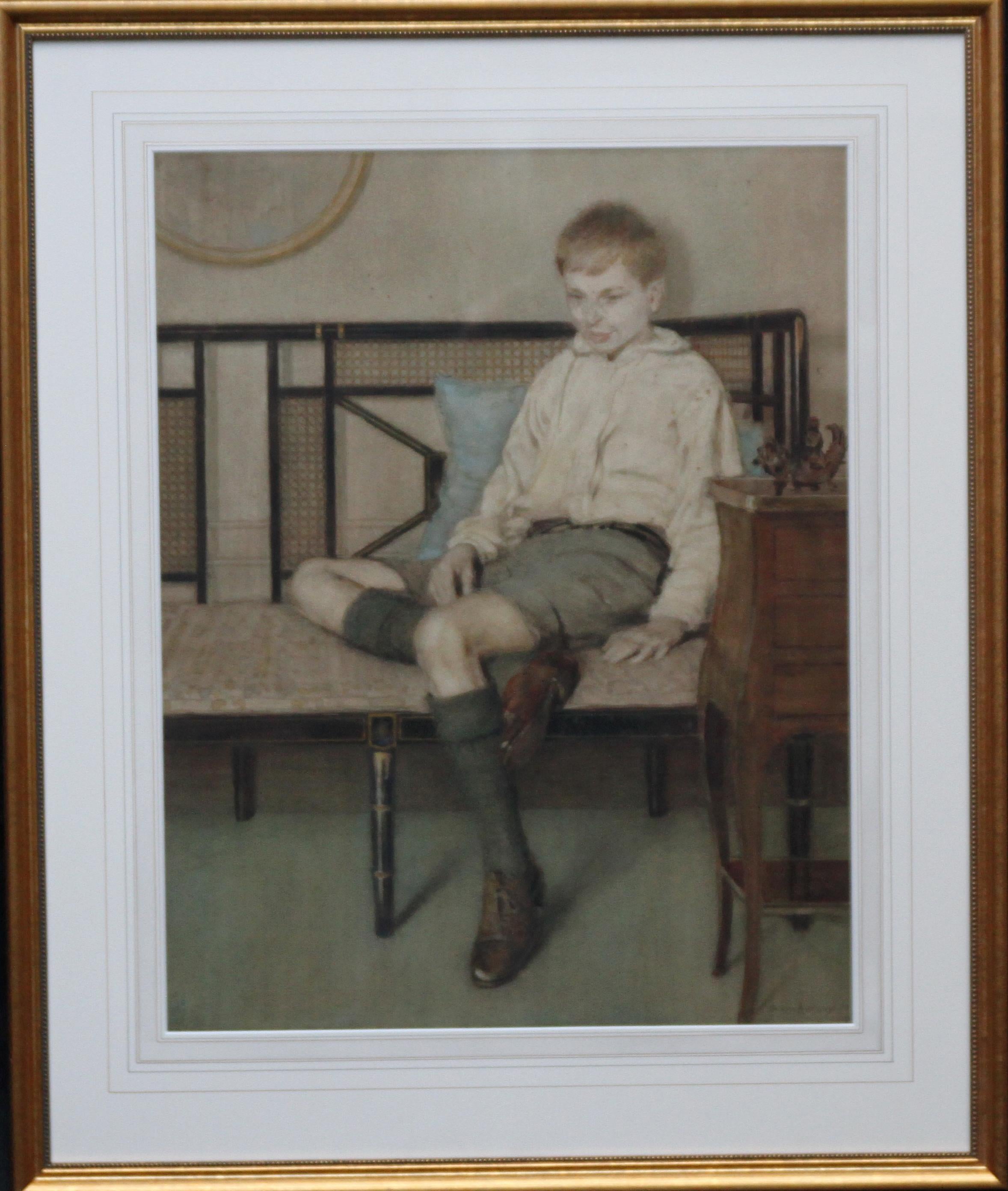 Anna Airy Interior Art – Porträt eines Jungen – britisches Art-déco-Interieurgemälde eines sitzenden männlichen und weiblichen Künstlers