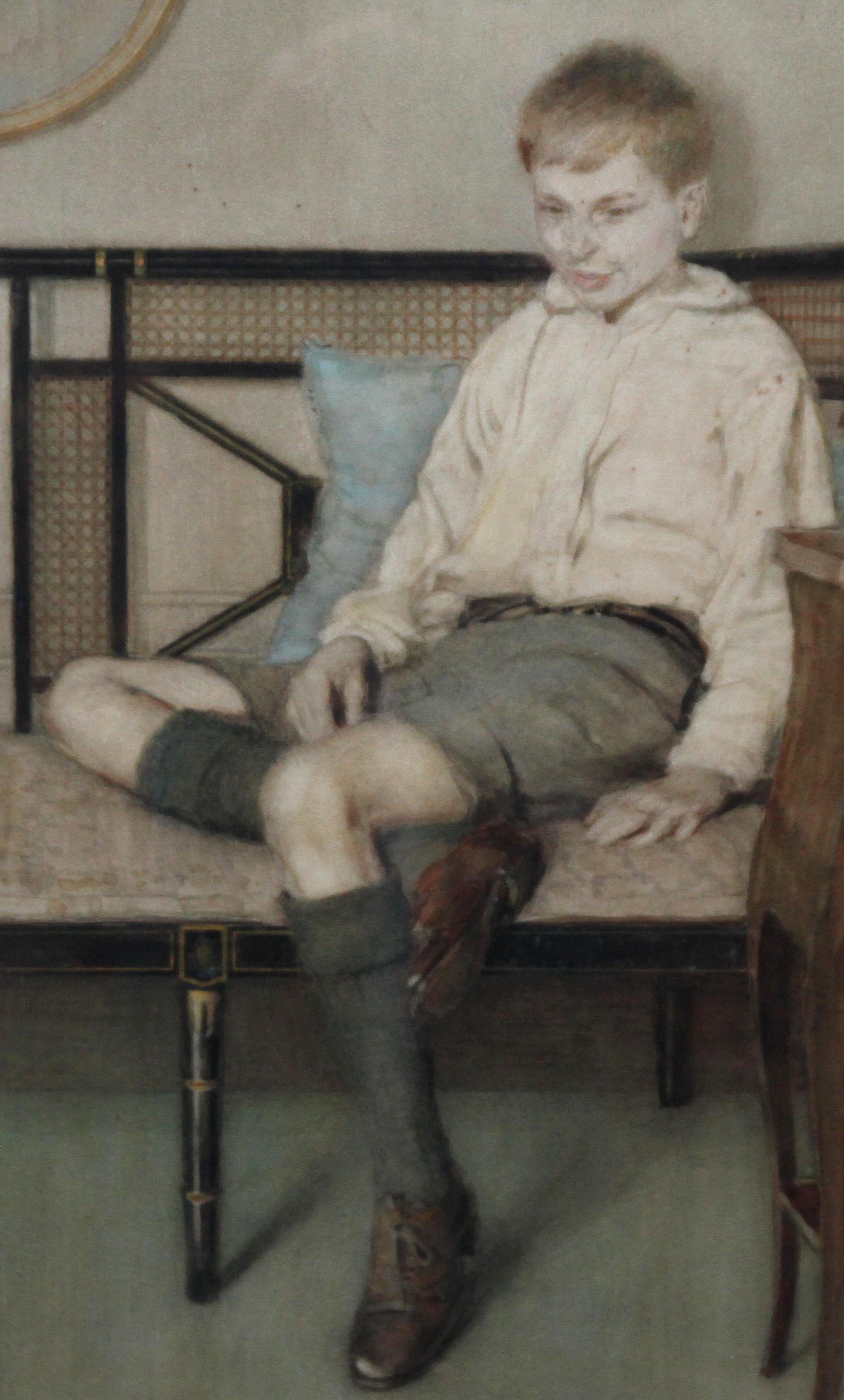 Porträt eines Jungen – britisches Art-déco-Interieurgemälde eines sitzenden männlichen und weiblichen Künstlers im Angebot 1
