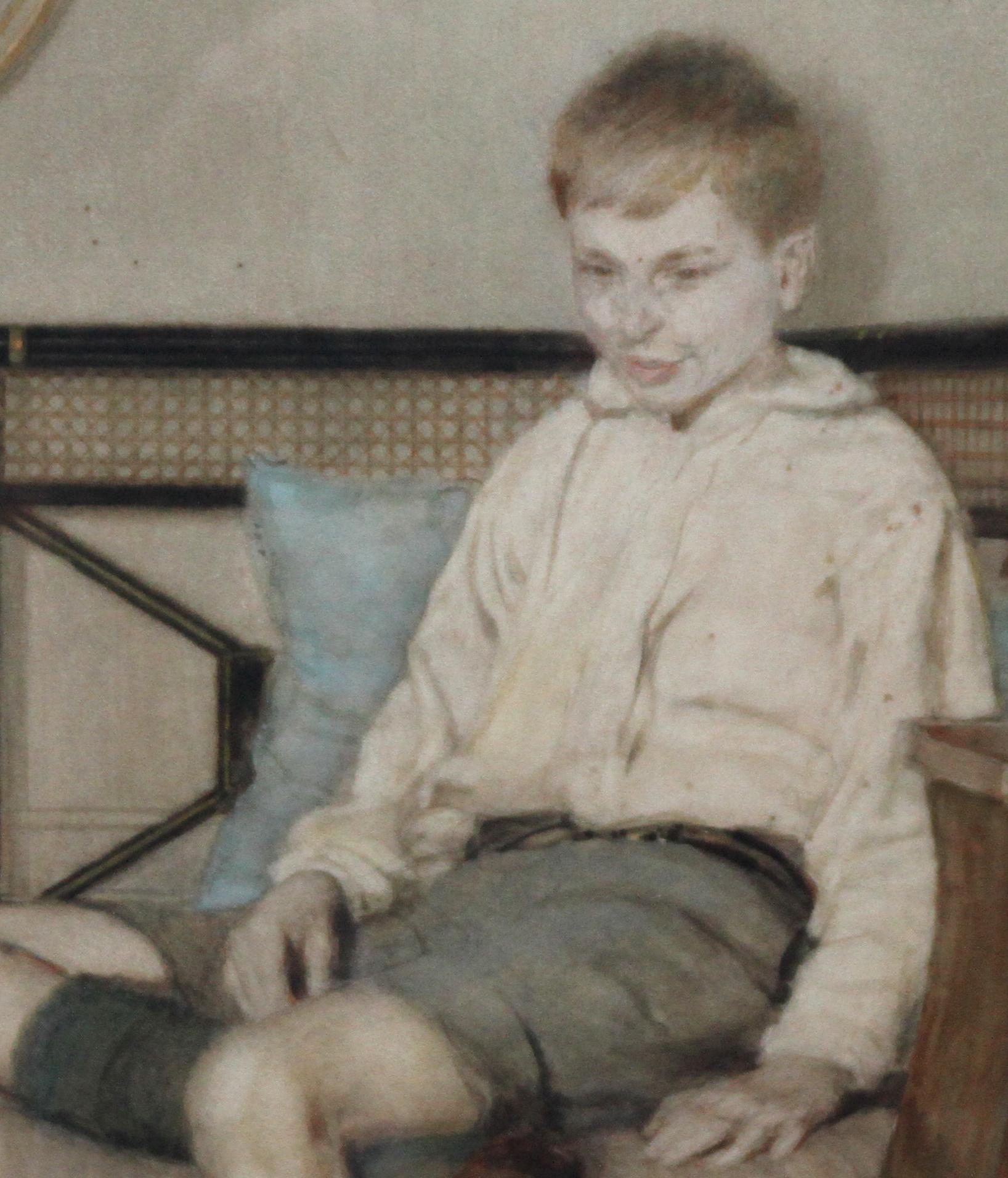 Porträt eines Jungen – britisches Art-déco-Interieurgemälde eines sitzenden männlichen und weiblichen Künstlers im Angebot 3