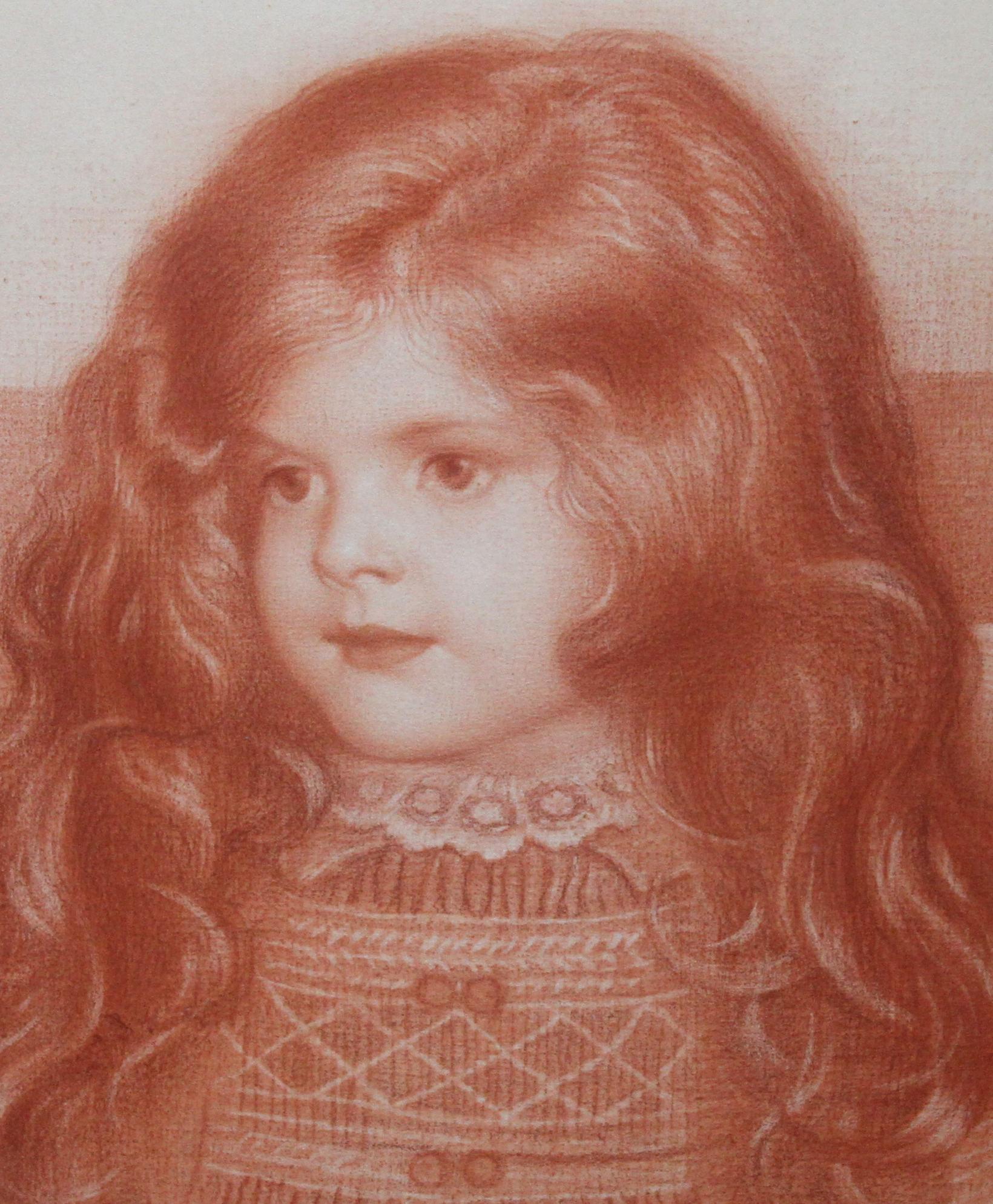 Diese fesselnde viktorianische Porträtzeichnung eines jungen Mädchens stammt von dem britischen präraffaelitischen Künstler Edward Robert Hughes. Das auf 1885 datierte Rötelporträt zeigt Mildred, ihr Name ist oben links eingraviert. Sie sitzt, die