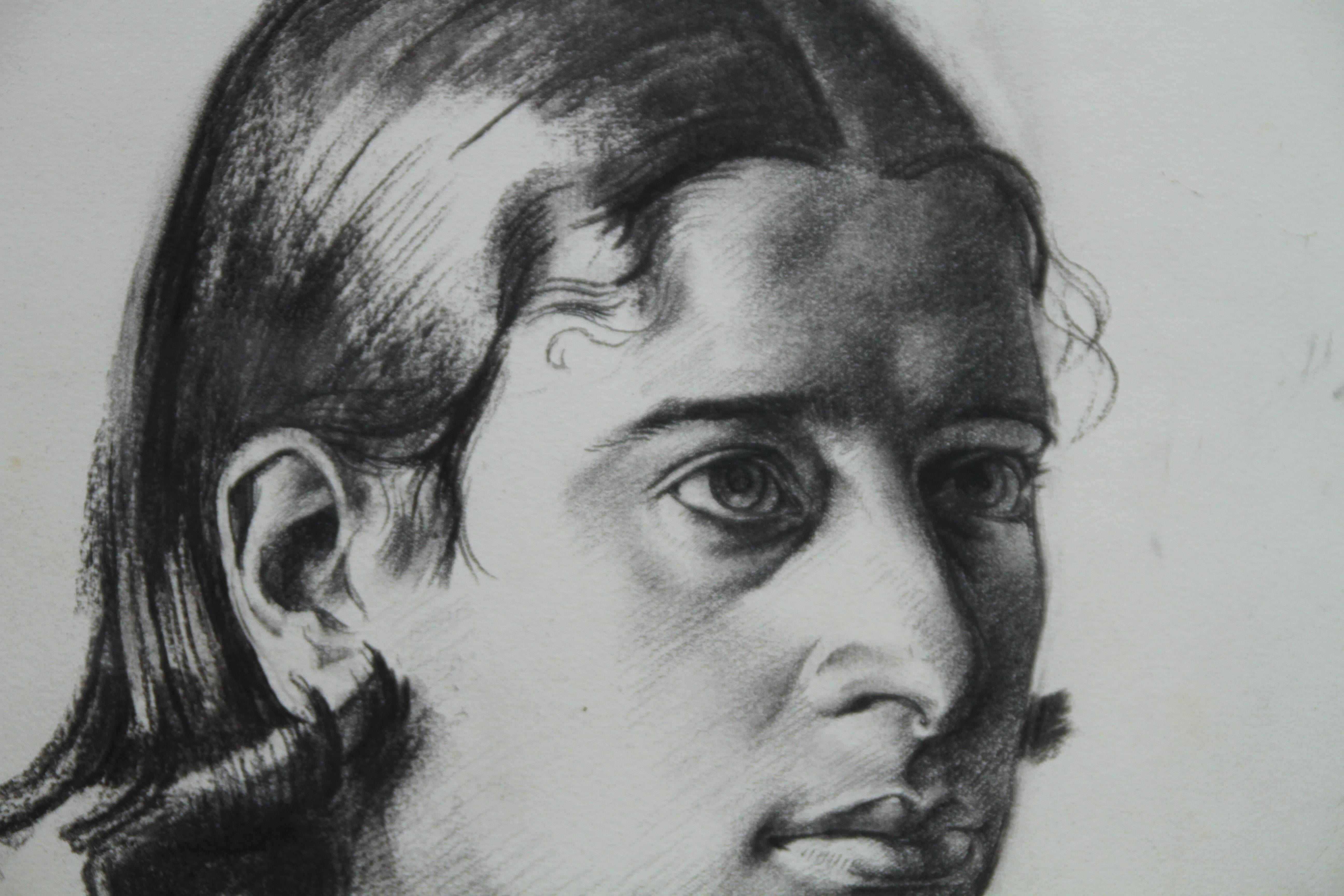 Porträt von Juliana – britische Art-Déco-Bleistift-Charkoladenzeichnung einer Frau  im Angebot 1