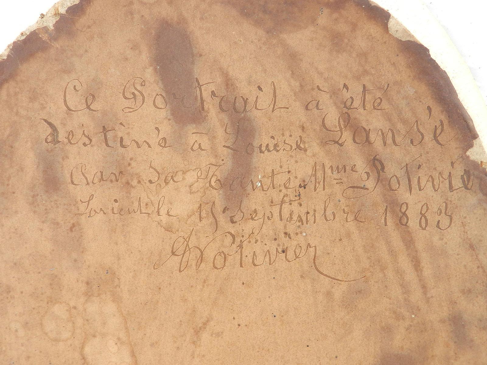 19. Jahrhundert Porträt einer Dame Französisch Bleistiftzeichnung signiert und gewidmet 1883
In seinem ursprünglichen ovalen ebonisierten Rahmen
Auf der Rückseite des Papiers vermerkt 
ce Portrait est destinee a Louise Lans'e.....Septembre 1883 (vom