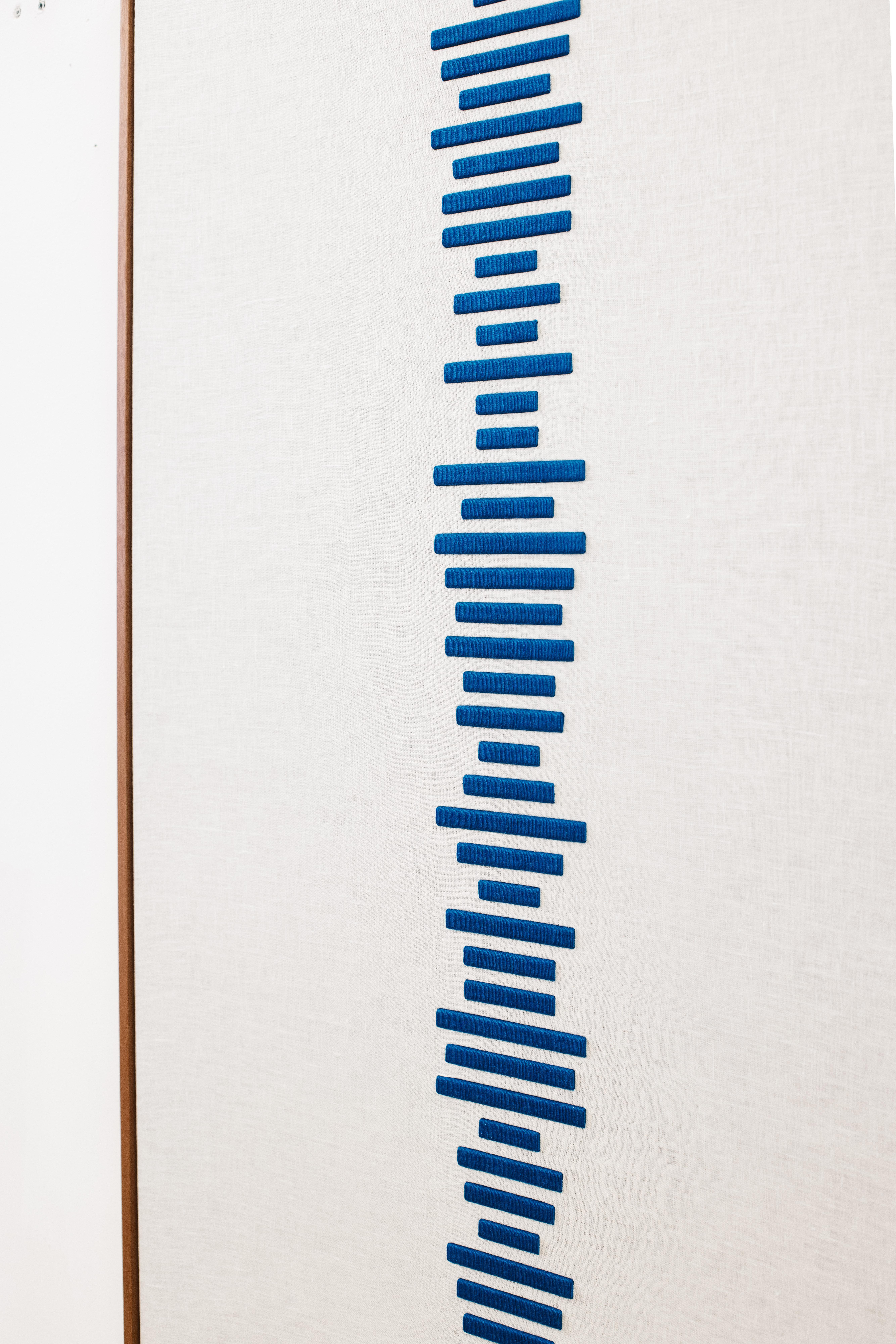 Precioso Arte Textil Azul y Neutro - Abstract Drawing Gris de Arozarena De La Fuente