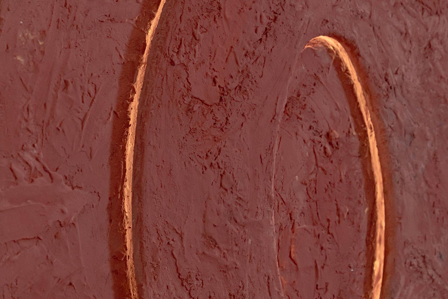 Belle pièce en argile faite à la main avec une lumière chaude - Marron Abstract Painting par Arozarena De La Fuente