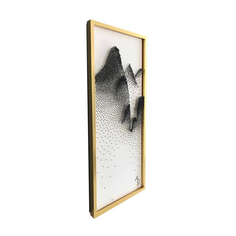 Questa bellissima scultura astratta su tela incorniciata ha un impatto tridimensionale, poiché i perni che la compongono le conferiscono movimento visivo e prospettiva. È un pezzo elegante, perfetto per decorare gli spazi con delicatezza. Non è