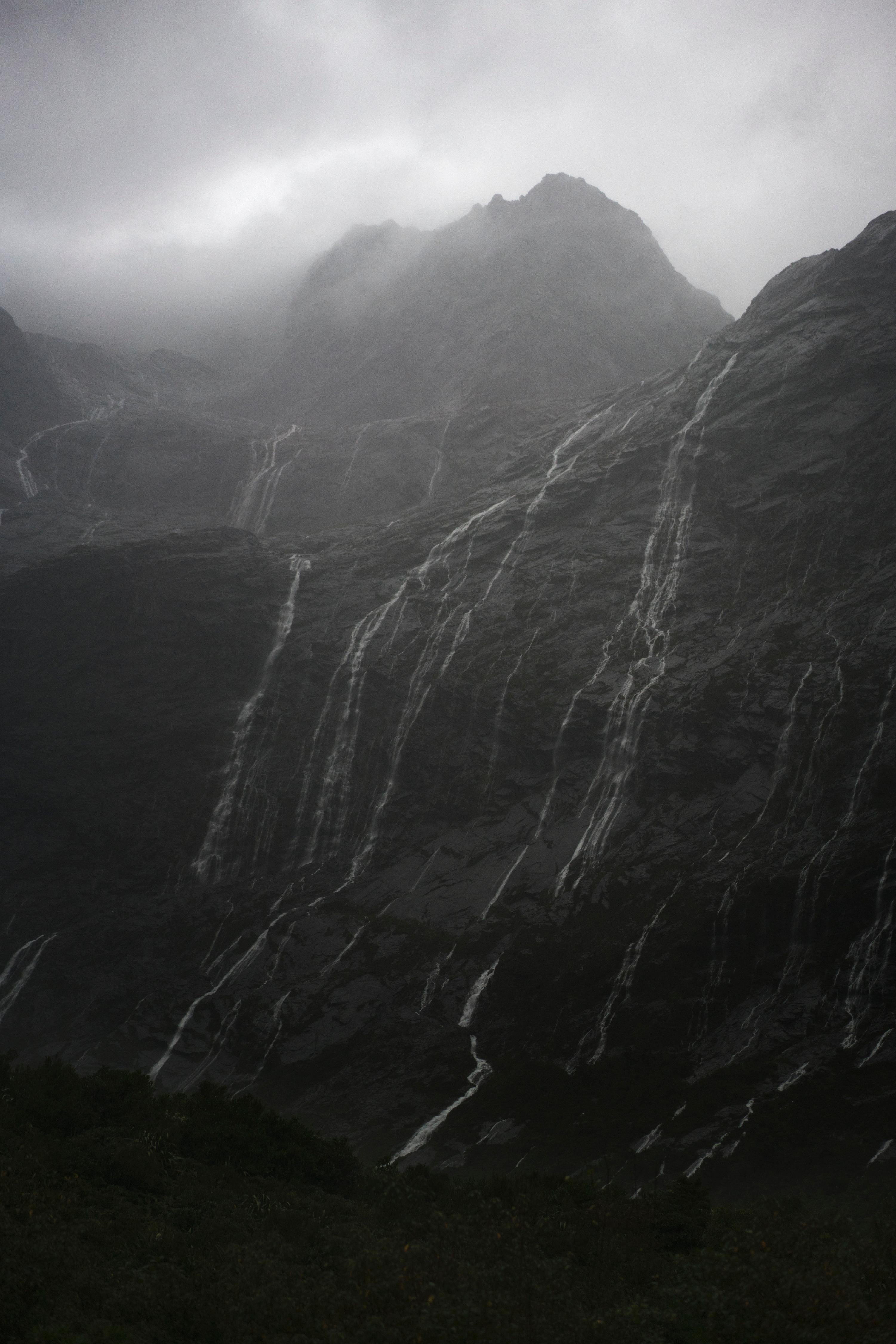Jem Southam Color Photograph – Rainfälle, Berge, Fjordland, Neuseeland – Zeitgenössische Fotografie