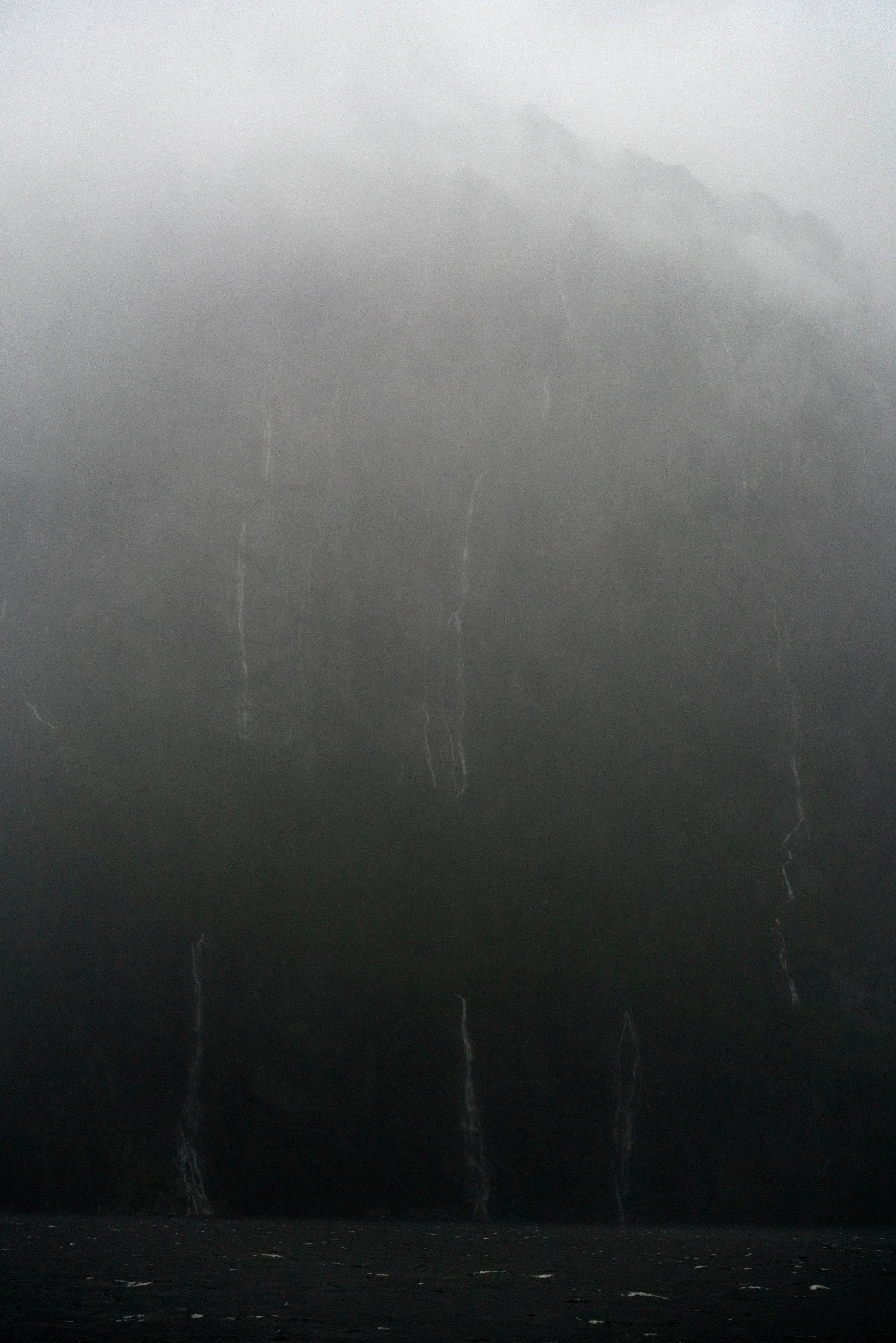 Le mur nord du Fjord, Milford Sound, Nouvelle-Zélande - Photographie contemporaine