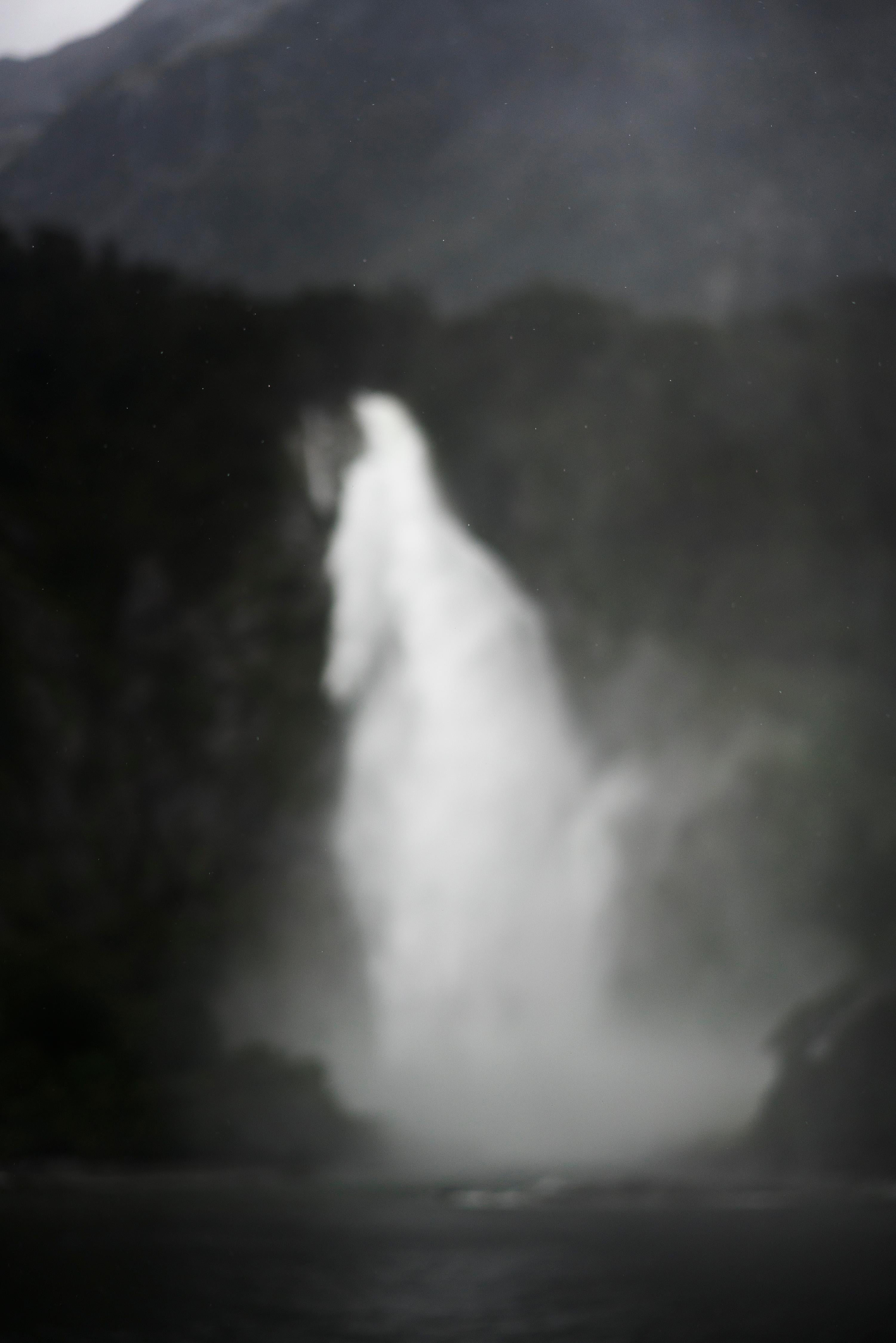 Spray, chutes du Belmont, Milford Sound, Nouvelle-Zélande - Photographie contemporaine