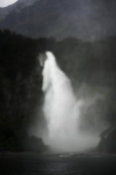 Spray, cascate di Belmont, Milford Sound, Nuova Zelanda - Fotografia contemporanea