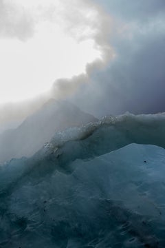 Calf de glace, lac glaciaire en dessous du mont Cook, Nouvelle-Zélande - Photographie contemporaine