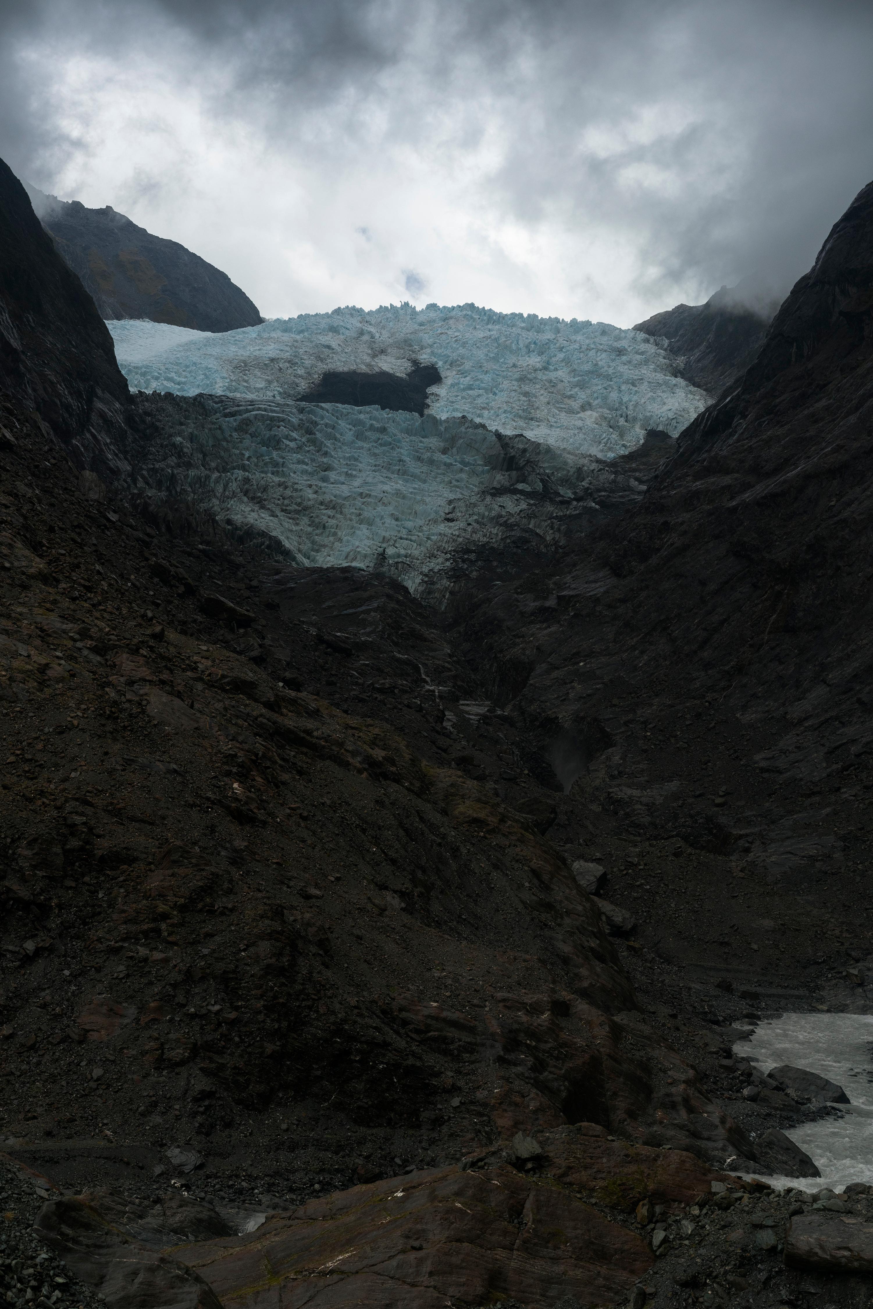 Jem Southam Color Photograph – Clearing Rain, Der Franz- Josef-Gletscher, Neuseeland – Zeitgenössische Fotografie