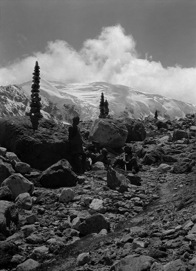 Landscape Photograph George Leigh Mallory - Cairns at a Rest Stop on the Way to the Kharta Glacier - Photographie de paysage
