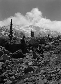 Cairns at a Rest Stop on the Way to the Kharta Glacier – Landschaftsfotografie