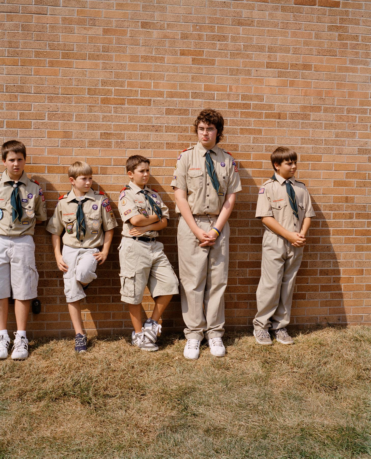 Gregory Halpern Color Photograph – Omaha Skizzenbuch: Boy Scouts 2, Omaha, NE, 2005-2018 - Zeitgenössische Fotografie
