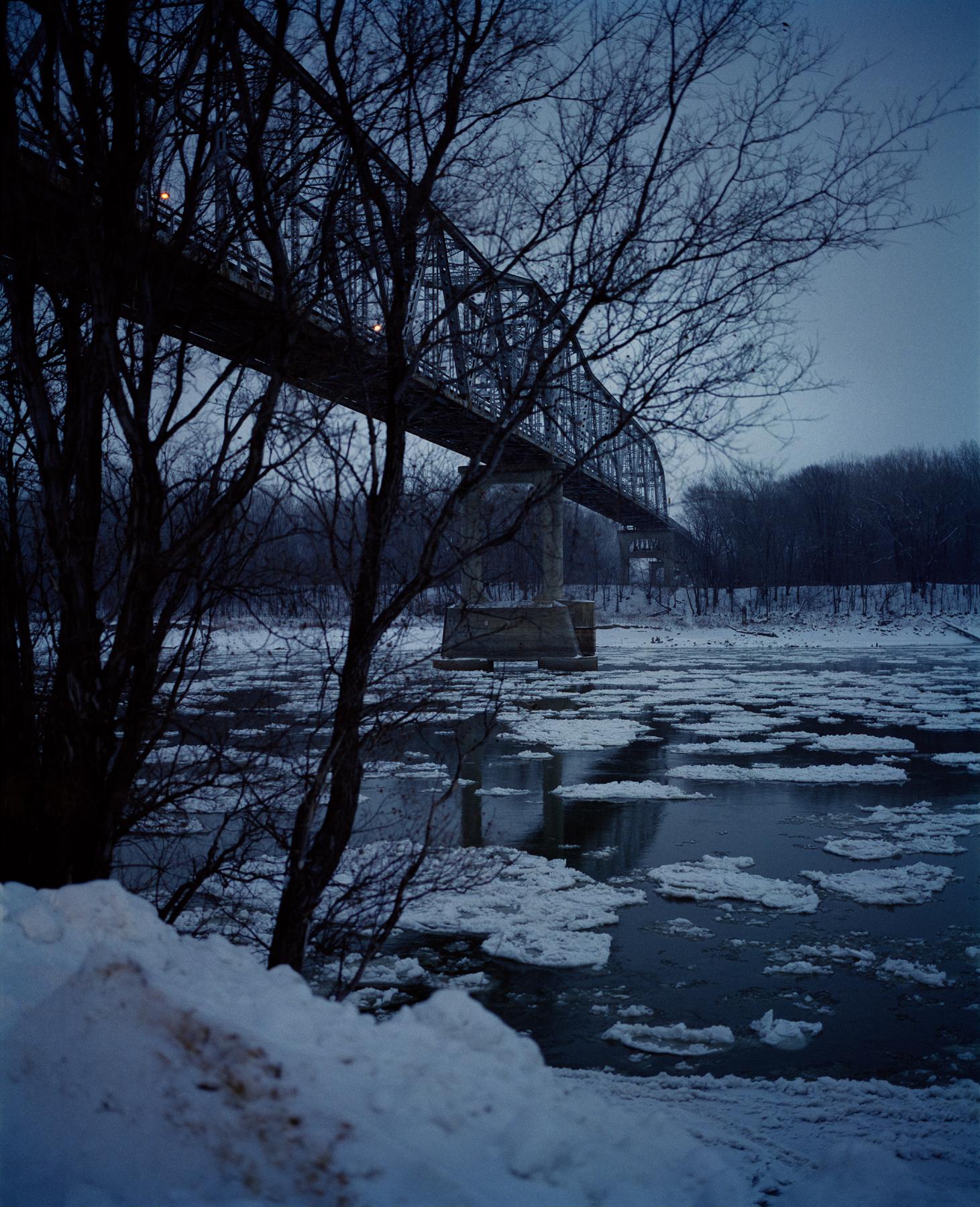 Gregory Halpern Color Photograph – Omaha Skizzenbuch: Bridge (Evening), Omaha, NE, 2005-2018 - Fotografie