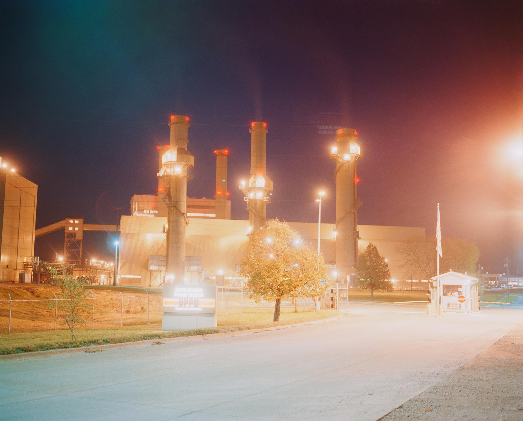 Gregory Halpern Color Photograph – Omaha Skizzenbuch: North Omaha Power Station, Omaha, NE, – Fotografie