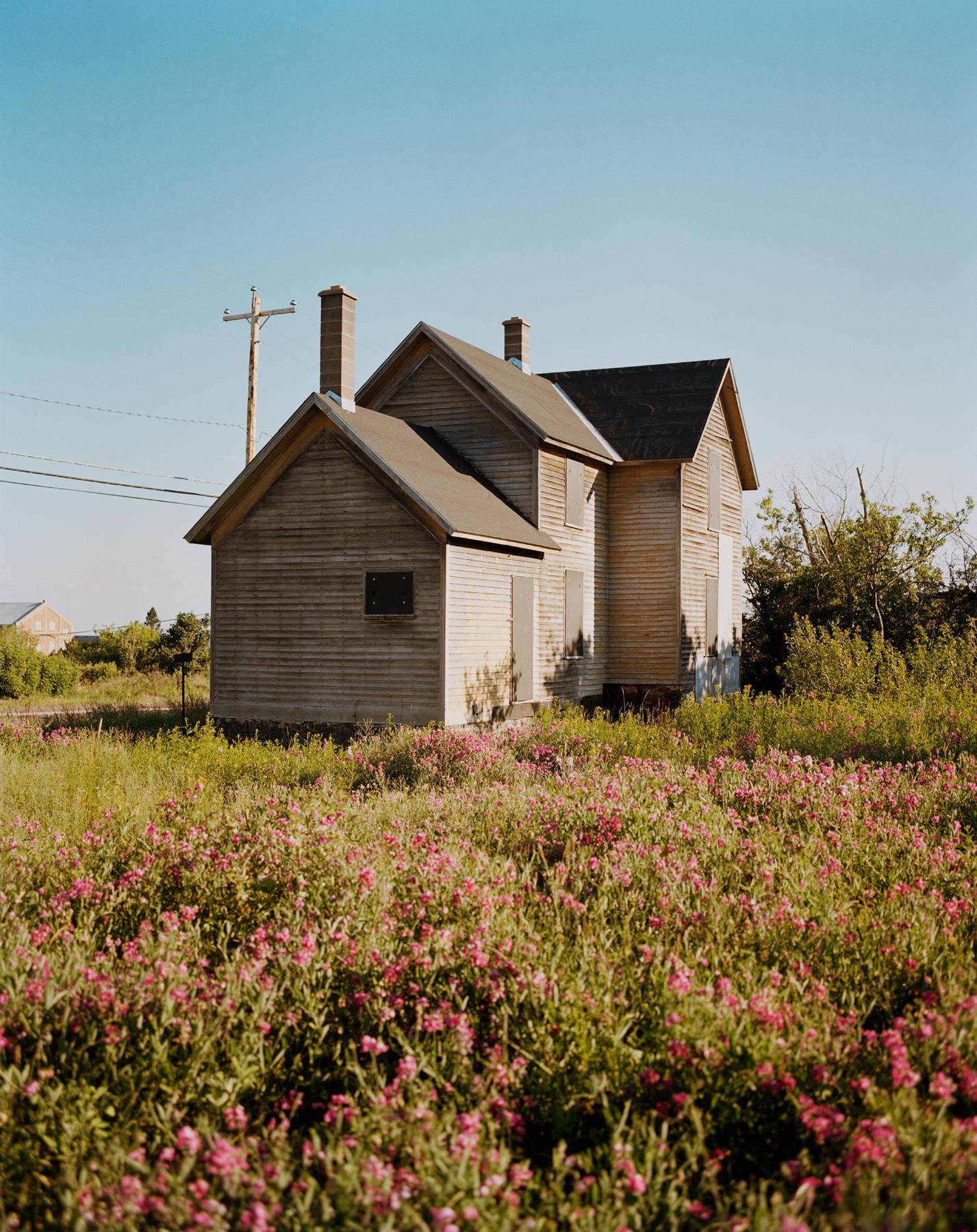 Gregory Halpern Color Photograph – Omaha-Sketchbuch: House in Field, 2005-2018 - Zeitgenössische Fotografie, amerikanisch