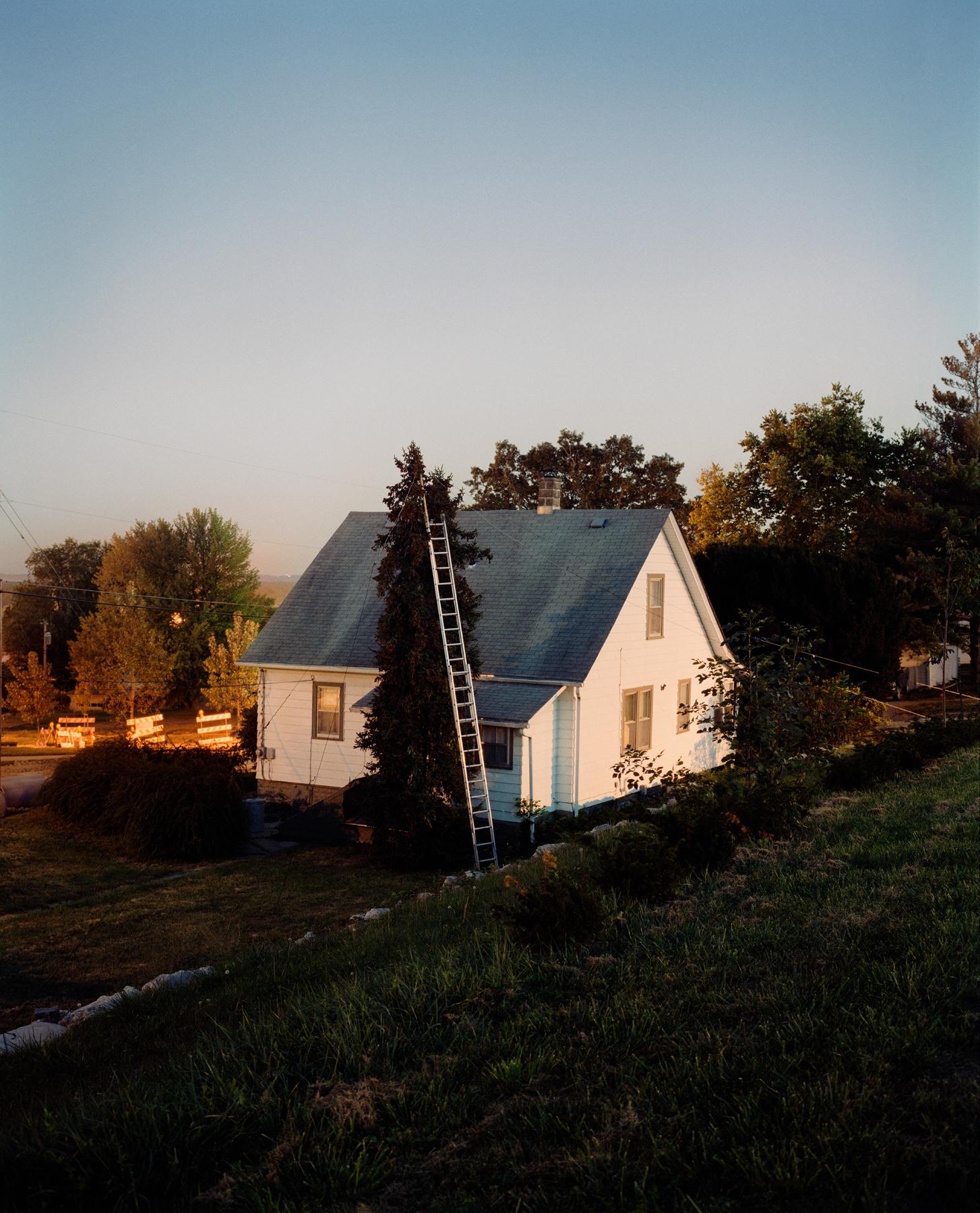 Color Photograph Gregory Halpern - Livre de croquis d'Omaha : Ladder and House, Omaha, NE - Photographie contemporaine