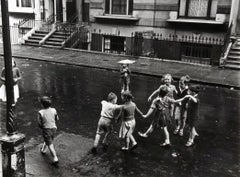 Group in the Road, St Stephens Gardens, Londres W2, 1957 - Roger Mayne 