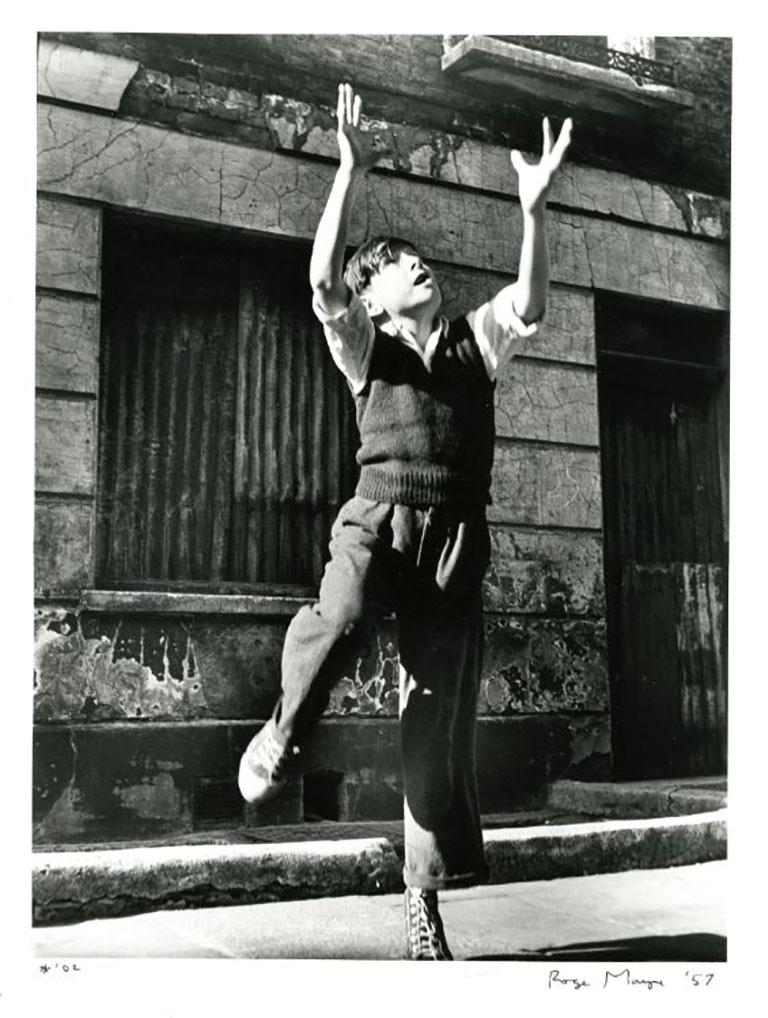 Signé et daté 
Signé, titré et daté au dos
Tirage à la gélatine argentique, imprimé en 2002
13 1/2 x 10 1/4 pouces

Roger Mayne (1929-2014) est un photographe britannique connu pour sa série de photographies sur les enfants de Southam Street, dans