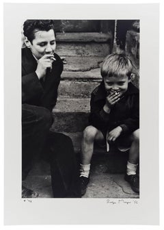 Boys Smoking, Southam St, N. Kensington, 1956 - Roger Mayne (Schwarz-Weiß)