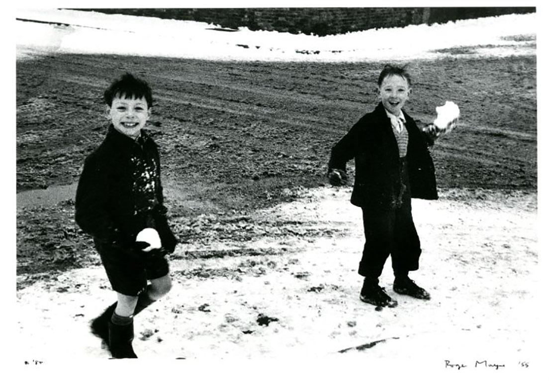 Signé et daté 
Signé, titré et daté au dos
Tirage à la gélatine argentique, imprimé en 1984
9 3/8 x 14 pouces

Roger Mayne (1929-2014) est un photographe britannique connu pour sa série de photographies sur les enfants de Southam Street, dans