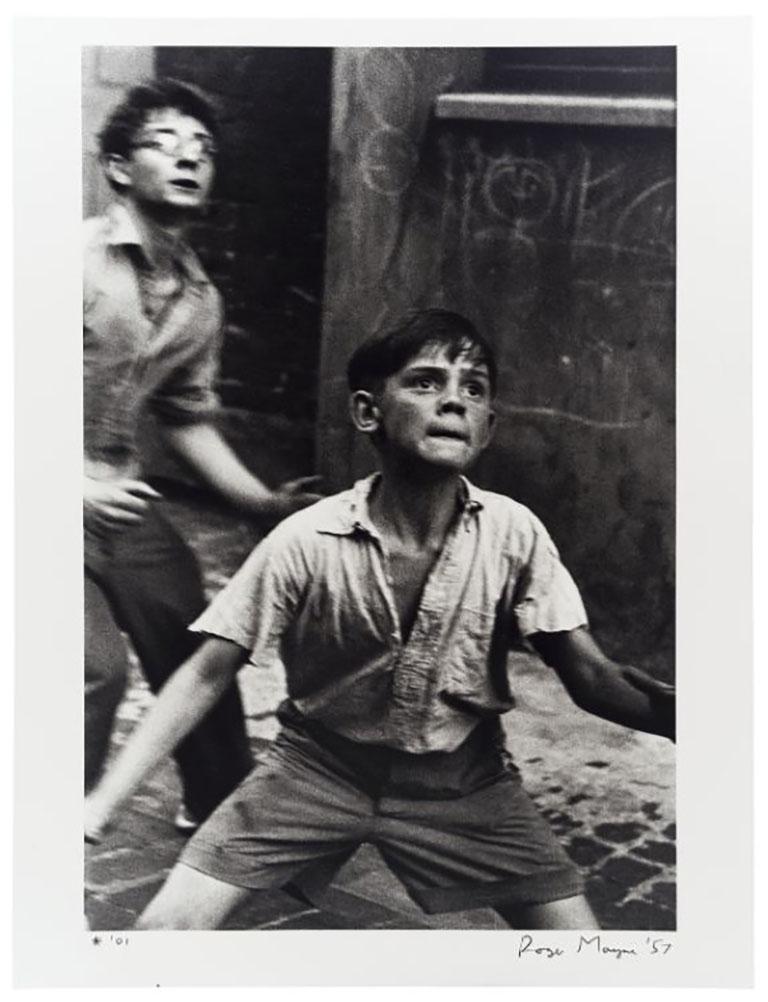 Signé et daté 
Signé, titré et daté au dos
Tirage à la gélatine argentique, imprimé en 2001
14 5/8 x 9 3/4 pouces

Roger Mayne (1929-2014) est un photographe britannique connu pour sa série de photographies sur les enfants de Southam Street, dans
