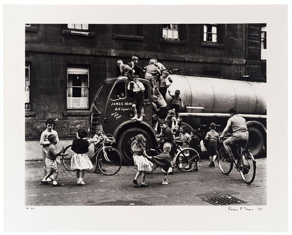 Signé et daté
Signé, titré, daté et numéroté au dos
Tirage à la gélatine argentique, imprimé en 1992
12 3/4 x 17 pouces

Roger Mayne (1929-2014) est un photographe britannique connu pour sa série de photographies sur les enfants de Southam Street,