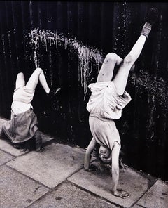 Parada de manos, Southam Street, Londres, 1956 - Roger Mayne (Blanco y negro)