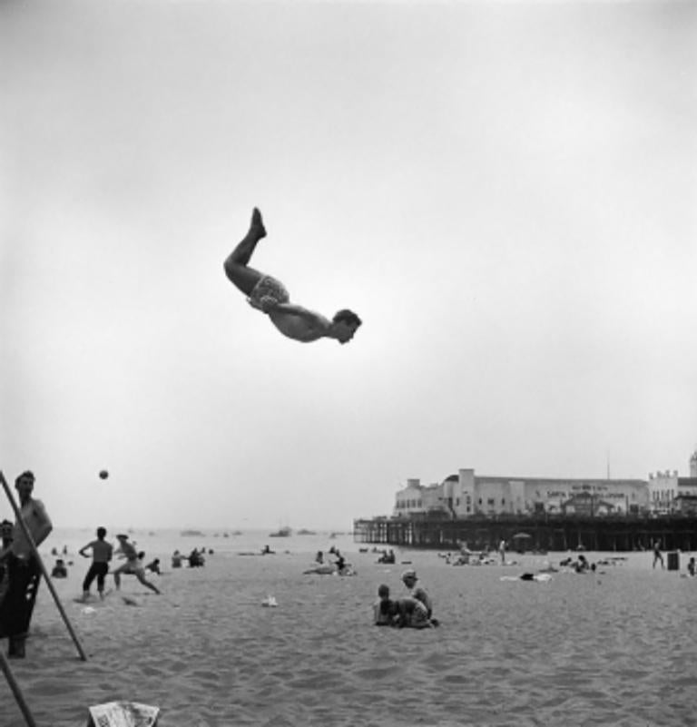 Amusement à la plage de Santa Monica, Californie, 1948 - Loomis Dean
Signé
Tirage à la gélatine argentique
20 x 16 pouces
