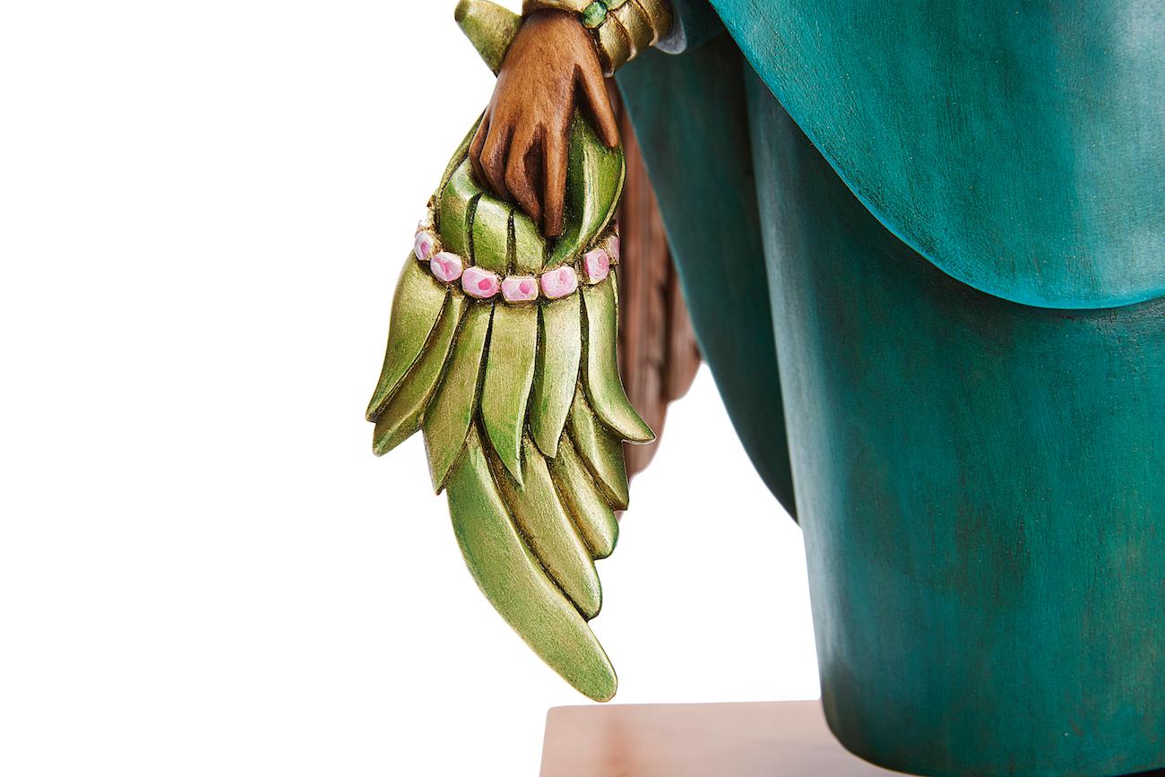 Engel Maya - Engel Maya
Dieser mexikanische Holzengel wurde mit Copal-Holz, Schnitzhohleisen, Machete und Schleifpapier hergestellt und mit Naturfarben und Acrylbildern mit zapotekischen Symbolen verziert.
Bei Cactus Fine Art bieten wir eine