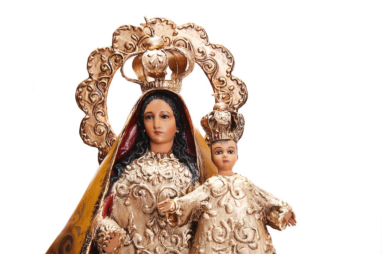 Virgen de la Caridad del Cobre - Crafts - Mexican Folk Art Paper - Beige Figurative Sculpture by Danilo Lopez Ochoa