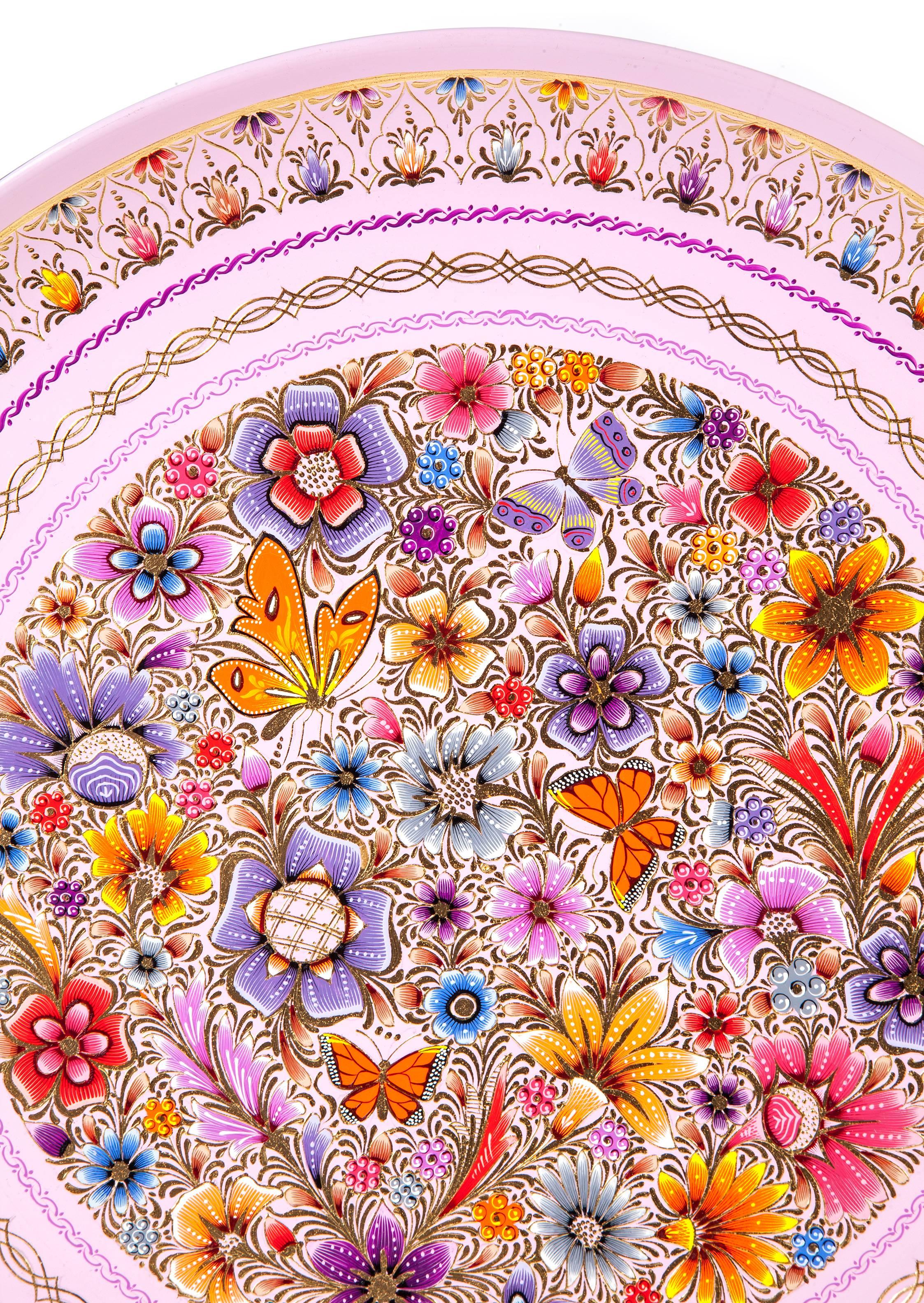KOSTENLOSER VERSAND IN ALLE WELT!

Kunsthandwerker: Agustin Jorge Martinez Ramirez 
Feines Holz rosa Platte, vergoldet mit Harz Material. Dekoriert mit Flora und Fauna, Morgenlatte, gemalt mit natürlichen Pigmenten 

- Abmessungen: 14