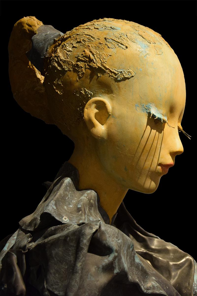 Alessio Deli was born in Marino, in the province of Rome, in 1981. 

After studying at the Marino Art Institute, he graduated with honours from Carrara Academy of Fine Arts, where he specialised in sculpture. Subsequently, he qualified to teach