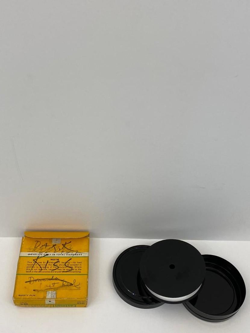 Il s'agit d'un film en 16 mm avec Tom Baker, Cynthia May, Ivy Nicholson et Valerie Solanas.

Écrit sur la boîte de la main d'Andy Warhol :  Freedie + (mot illisible).  très bien

couleur, son, 20', impression inversée

Images en couleur, avec bande
