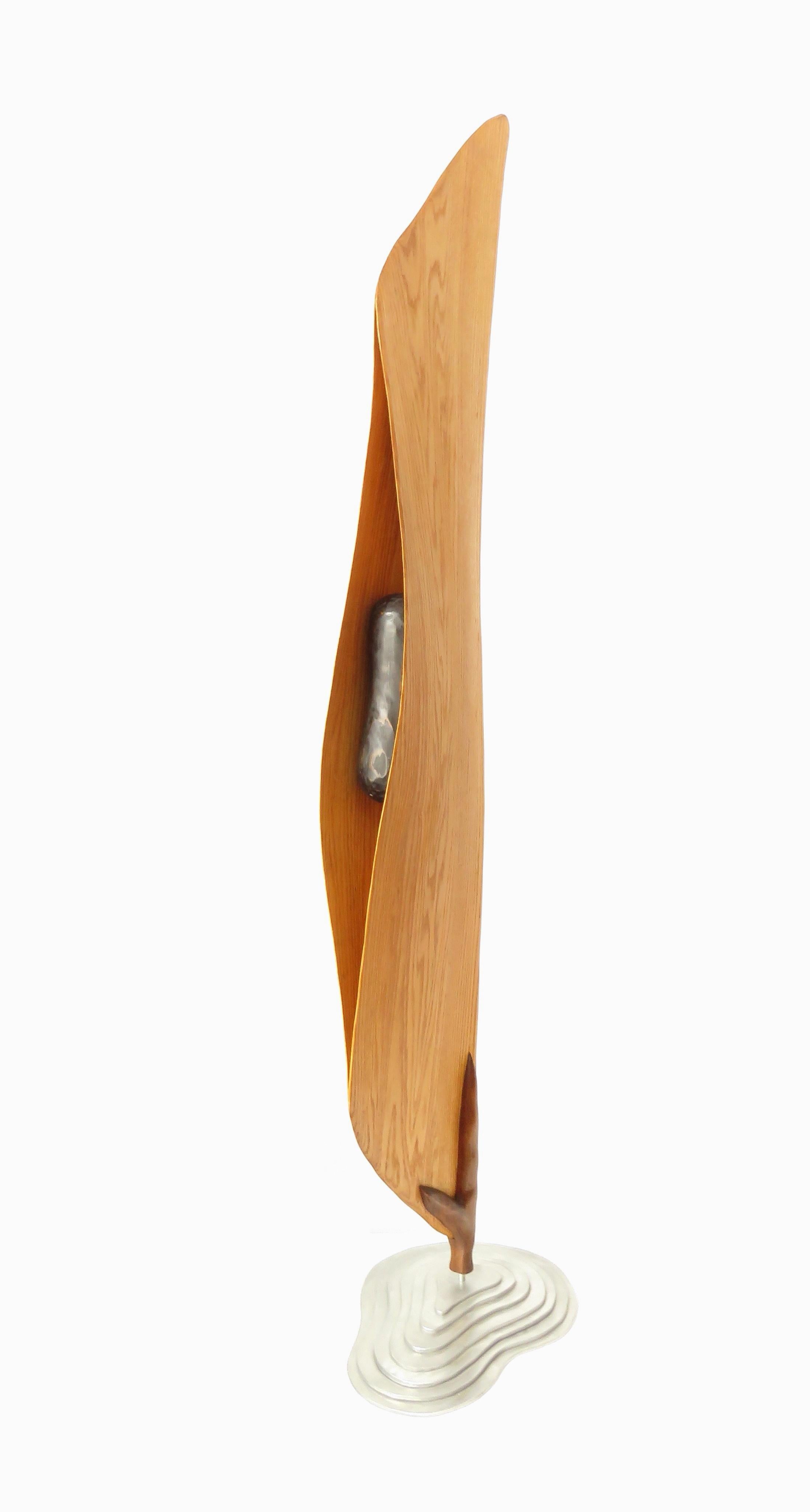 Abstract Sculpture Eric Tardif - Cocon (bois chêne rouge oiseau art abstrait sculpture zen piédestal minimal pea pod)