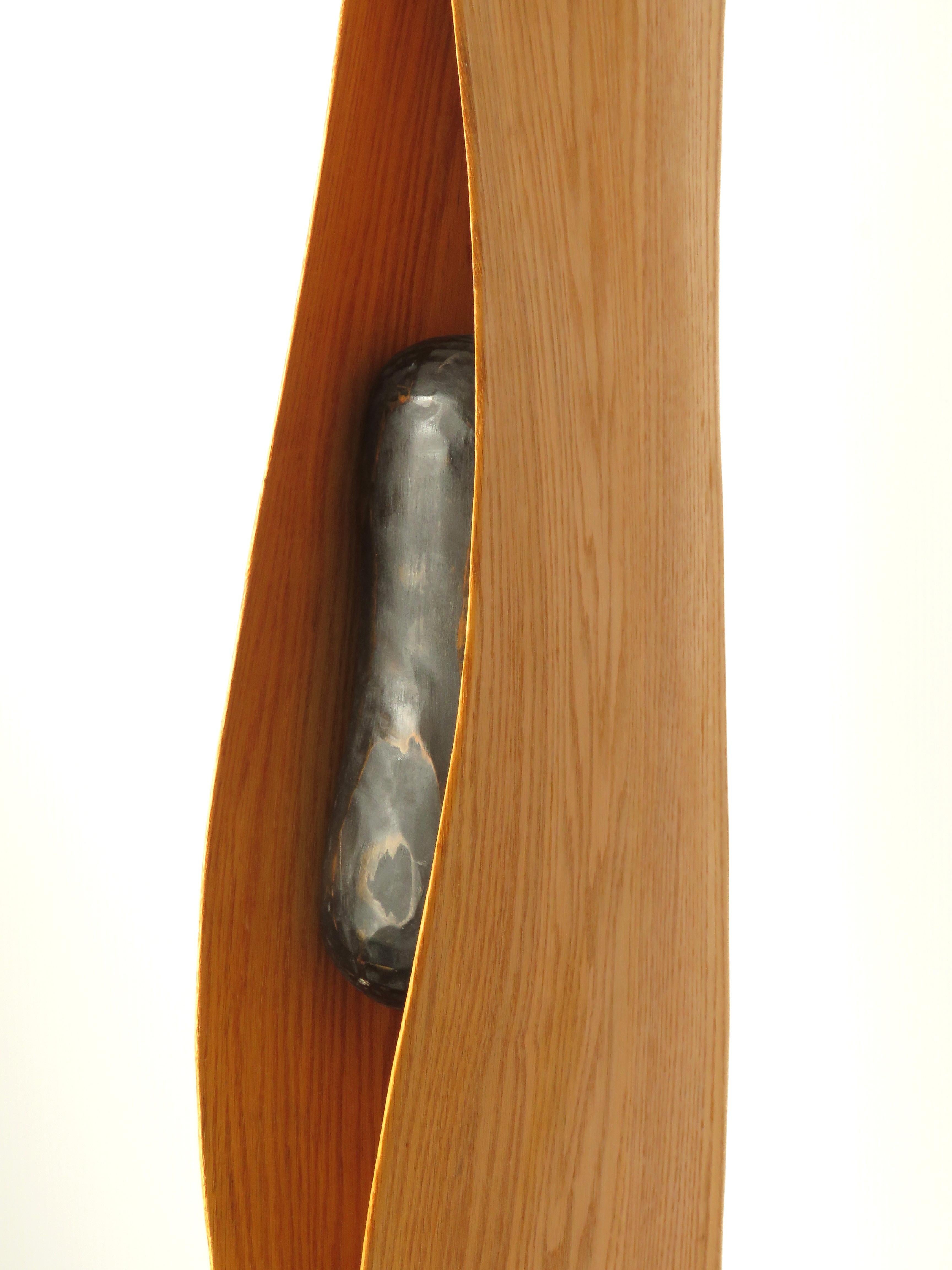Cocoon (Holz rote Eiche Vogel abstrakte Kunst zen Skulptur Sockel minimal Erbse Schote) (Braun), Abstract Sculpture, von Eric Tardif