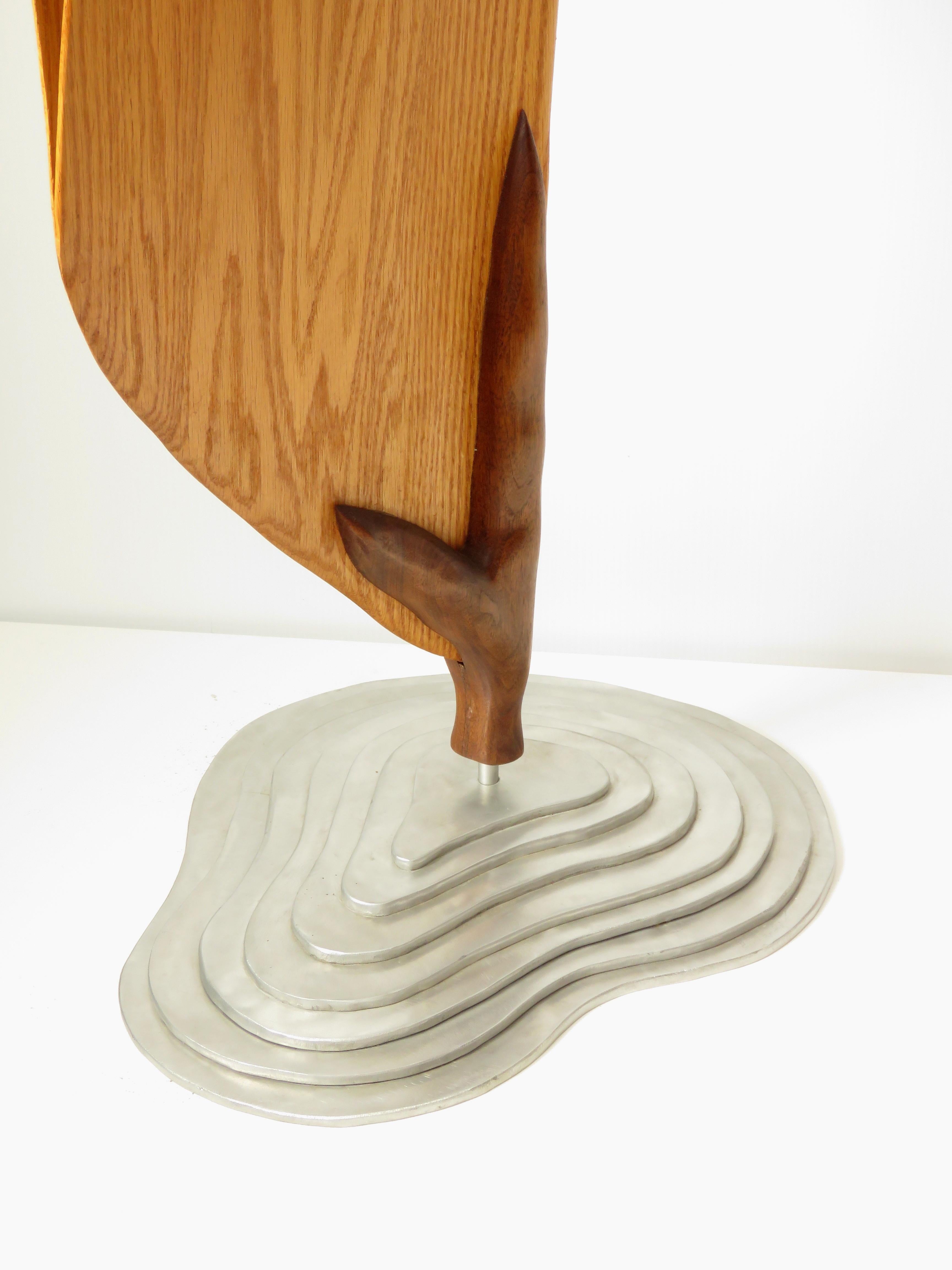 Cocon (bois chêne rouge oiseau art abstrait sculpture zen piédestal minimal pea pod) - Sculpture de Eric Tardif