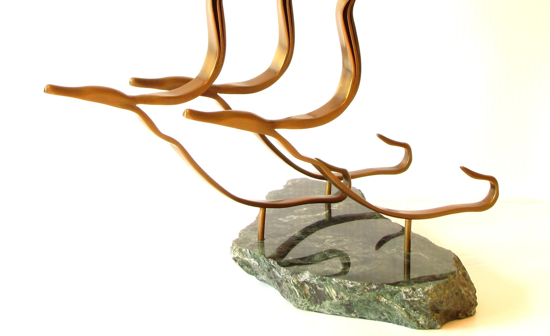 The Flight (oiseau en bronze, sculpture d'art abstrait en marbre, oiseau zen sur piédestal) - Minimaliste Sculpture par Eric Tardif