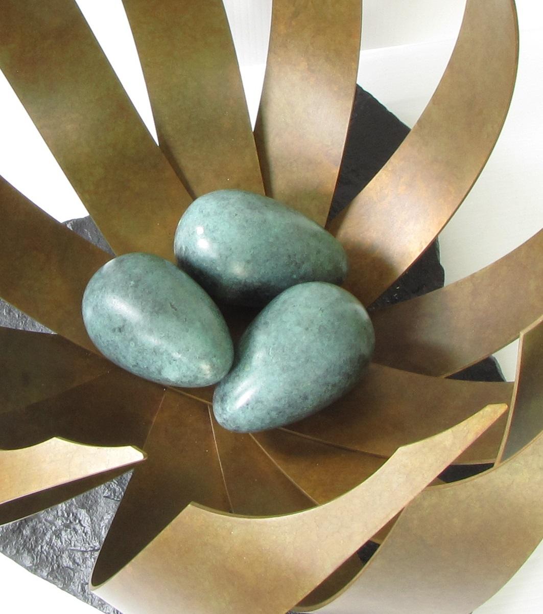 The Nest (oiseau en bronze, sculpture zen abstraite autochtones, œufs sur piédestal, œuvre d'art - Minimaliste Sculpture par Eric Tardif
